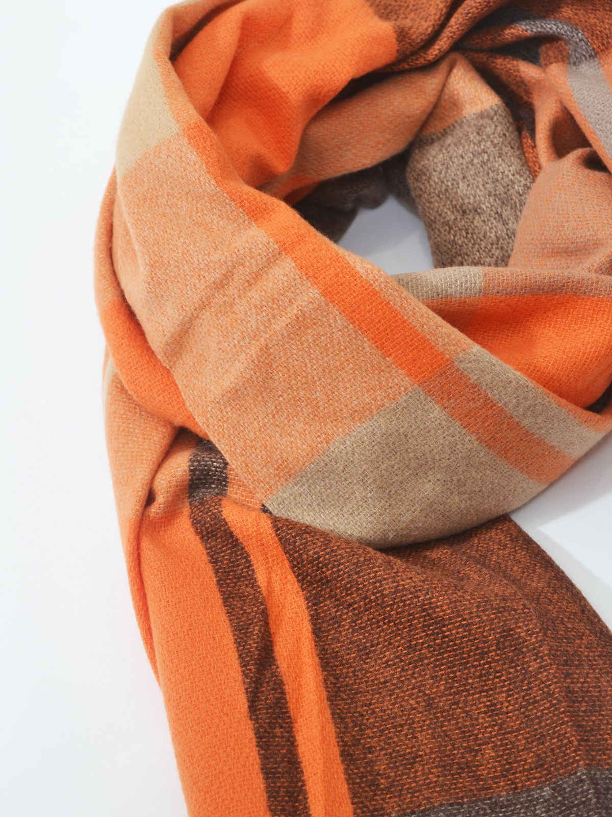 Plaid patterned scarf with fringes