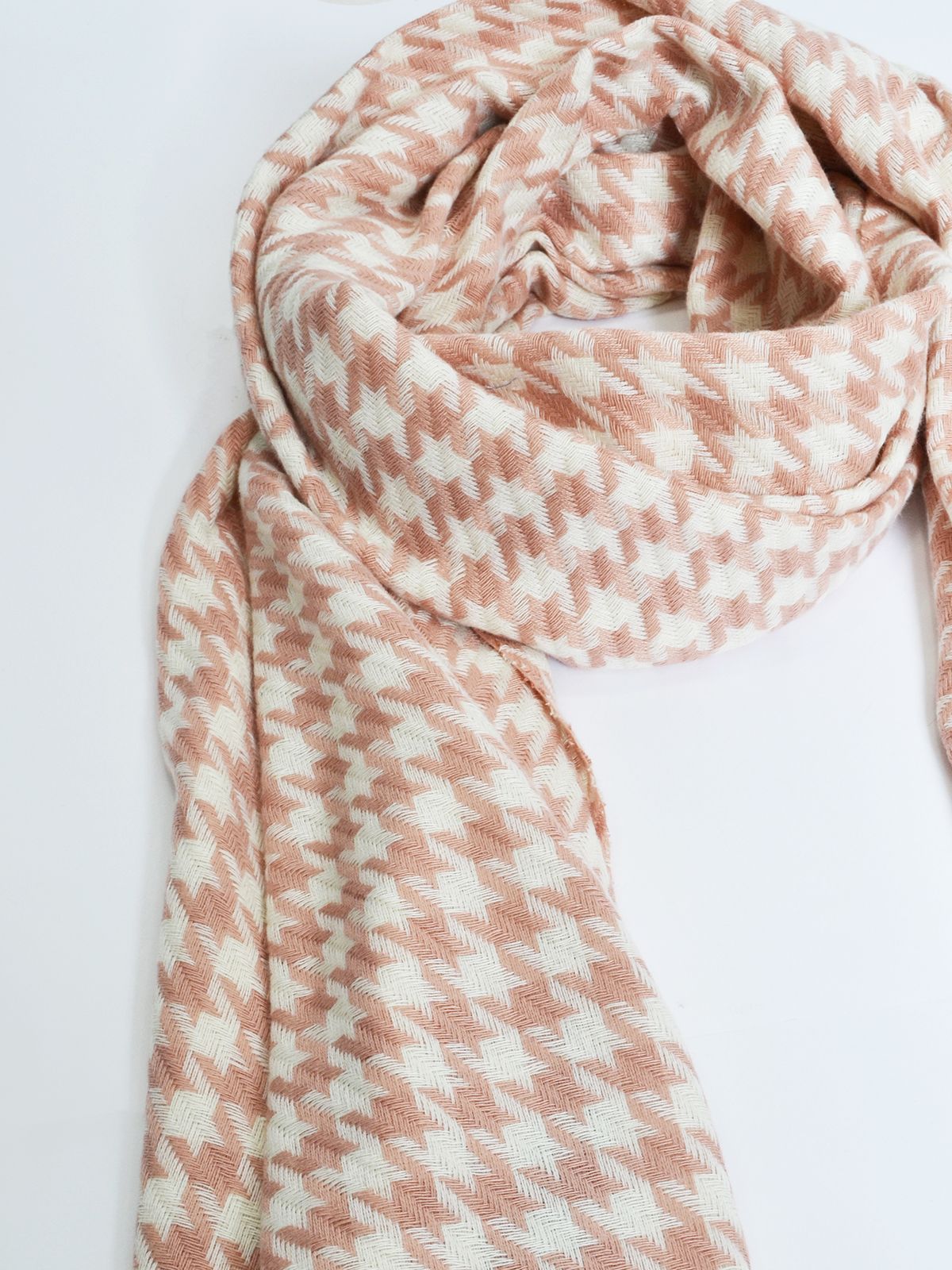 Houndstooth patterned fringed scarf