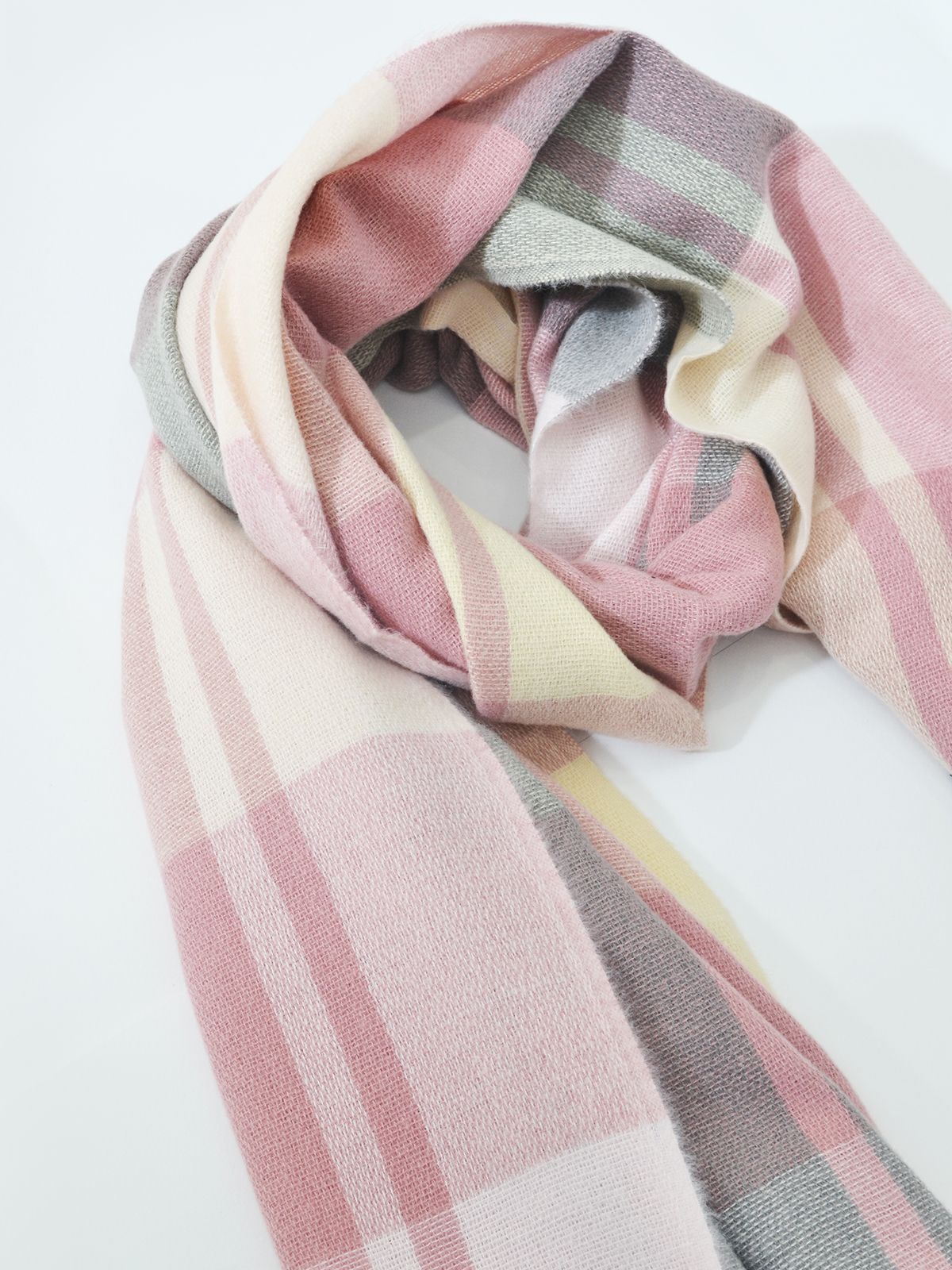Plaid patterned scarf with fringes