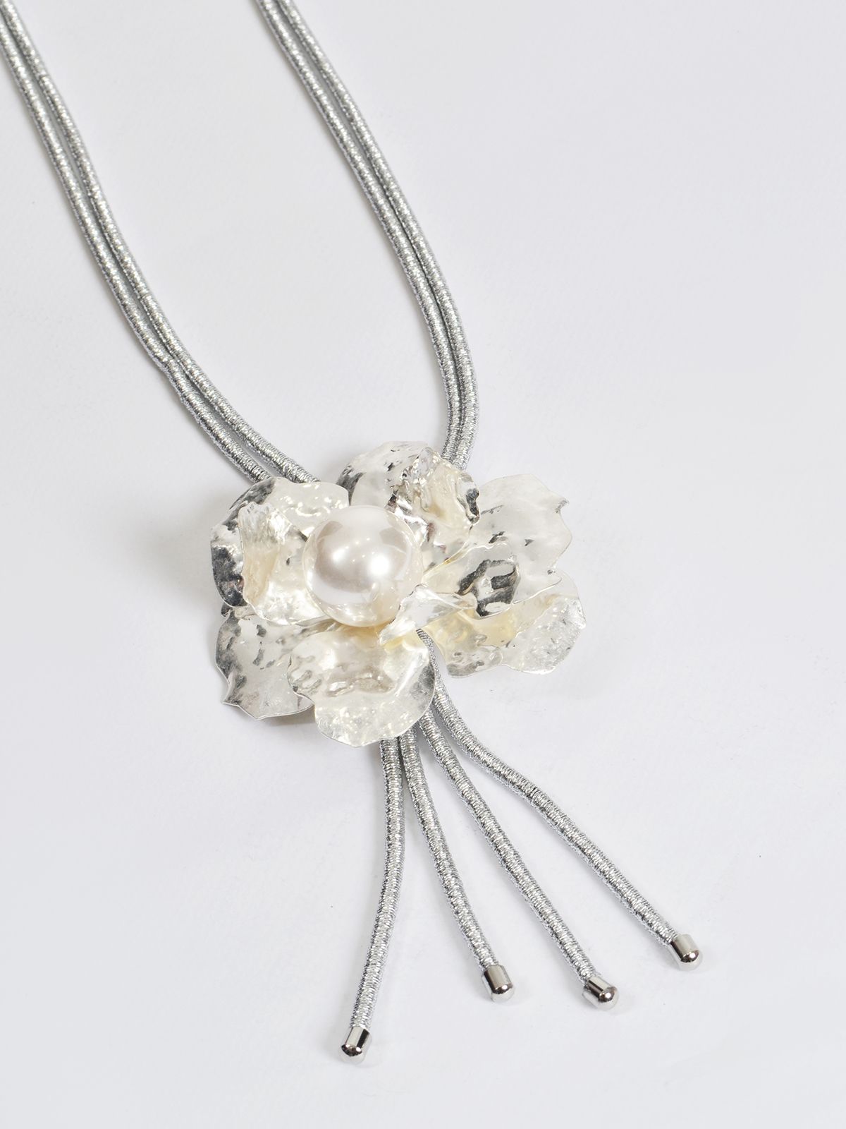 Floral metallic long necklace with pearl 