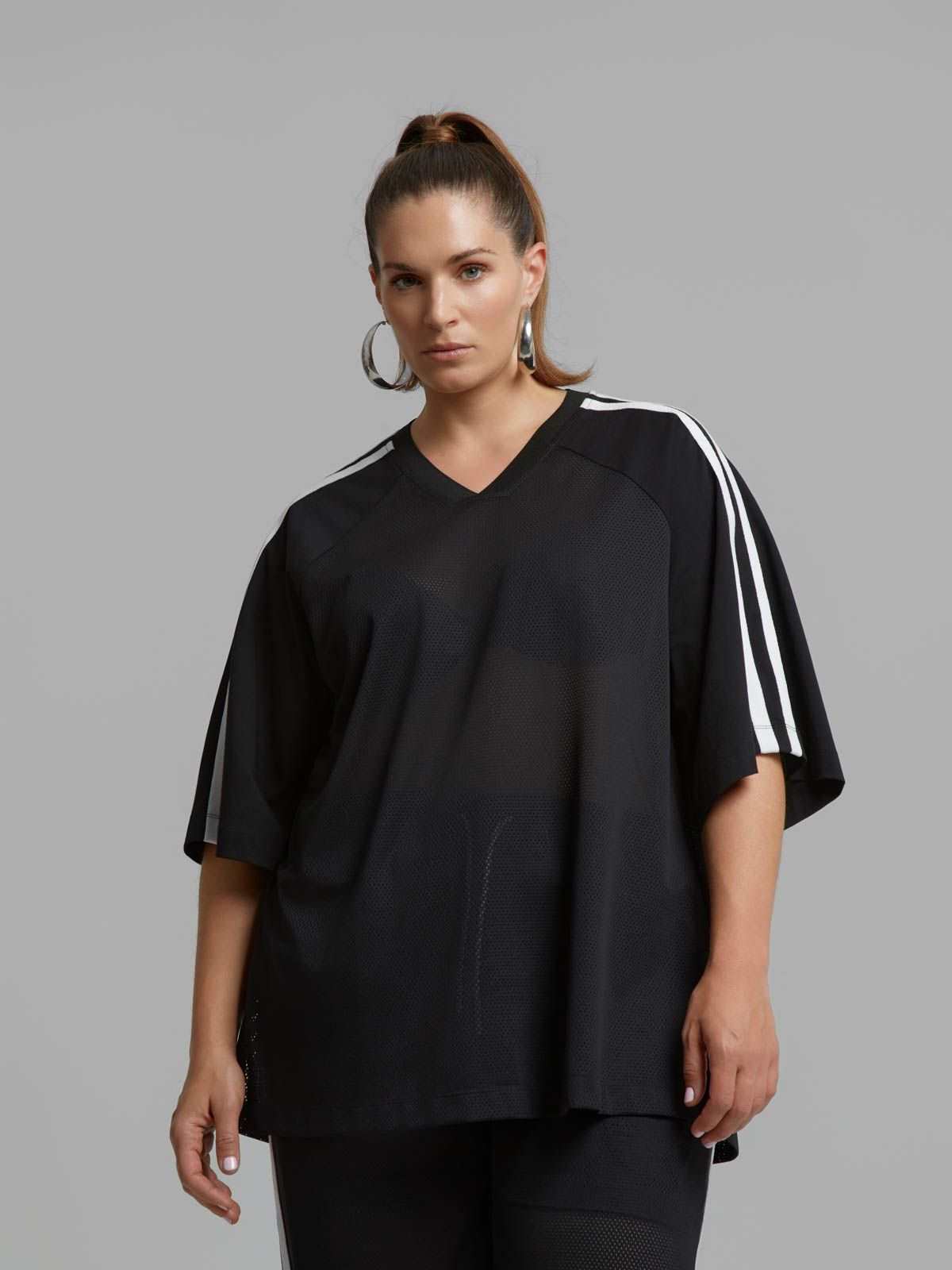 Mesh jersey top with contrast side stripes