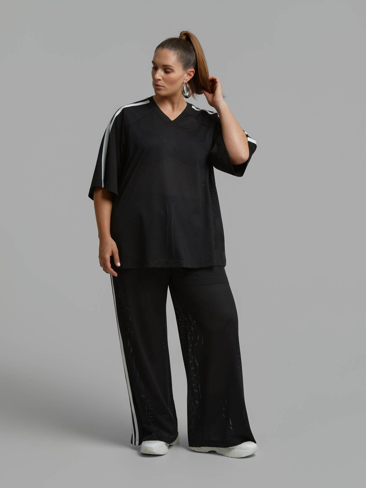 Mesh jersey top with contrast side stripes