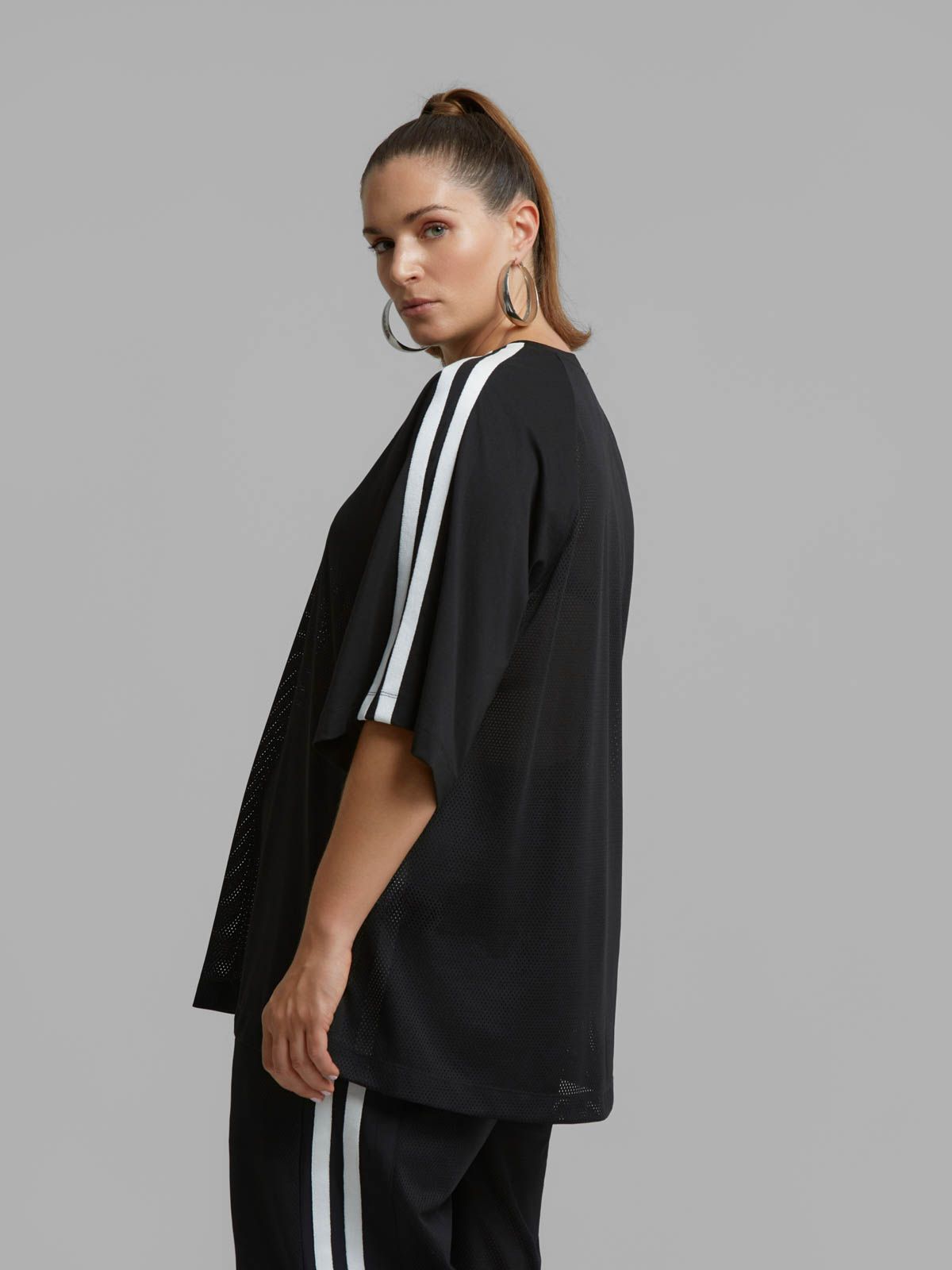 Mesh jersey top with contrast side stripes