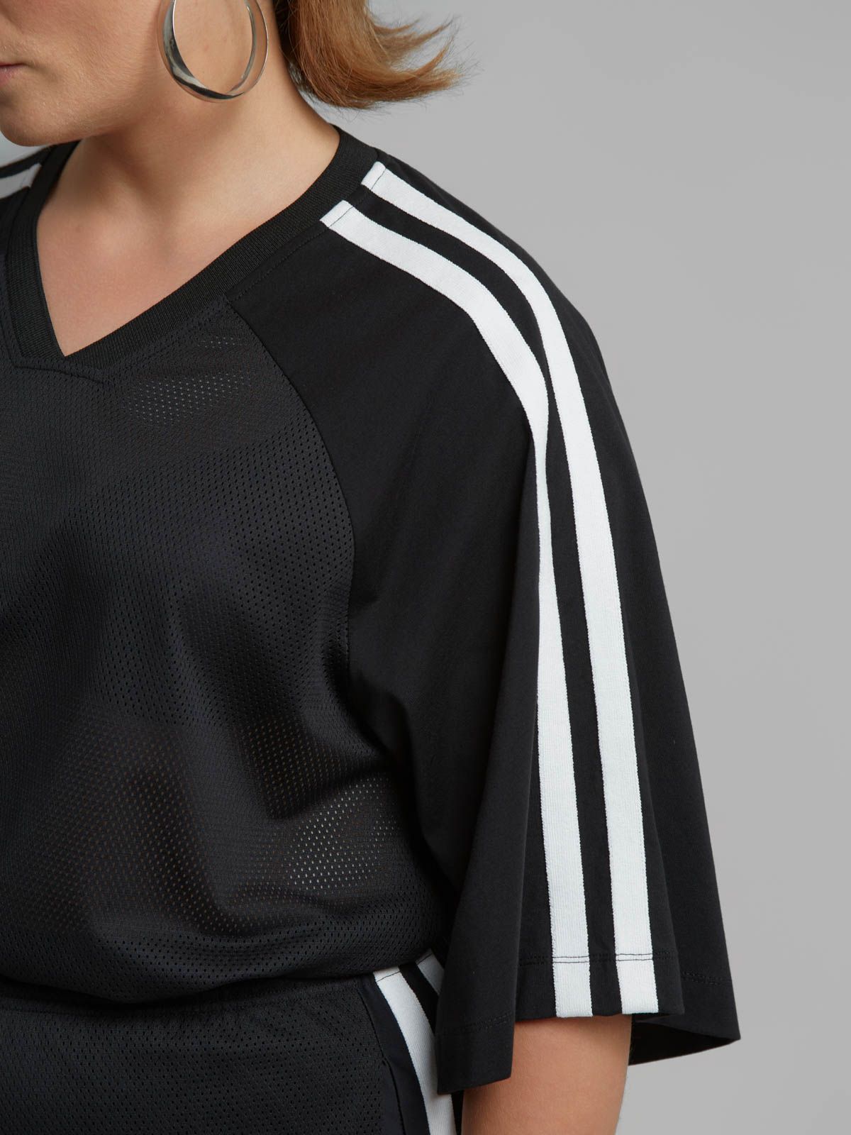 Mesh jersey top with contrast side stripes