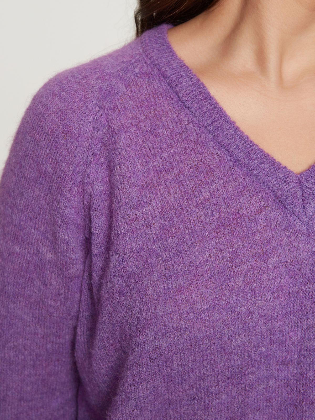 Basic long-sleeve V-neck jumper