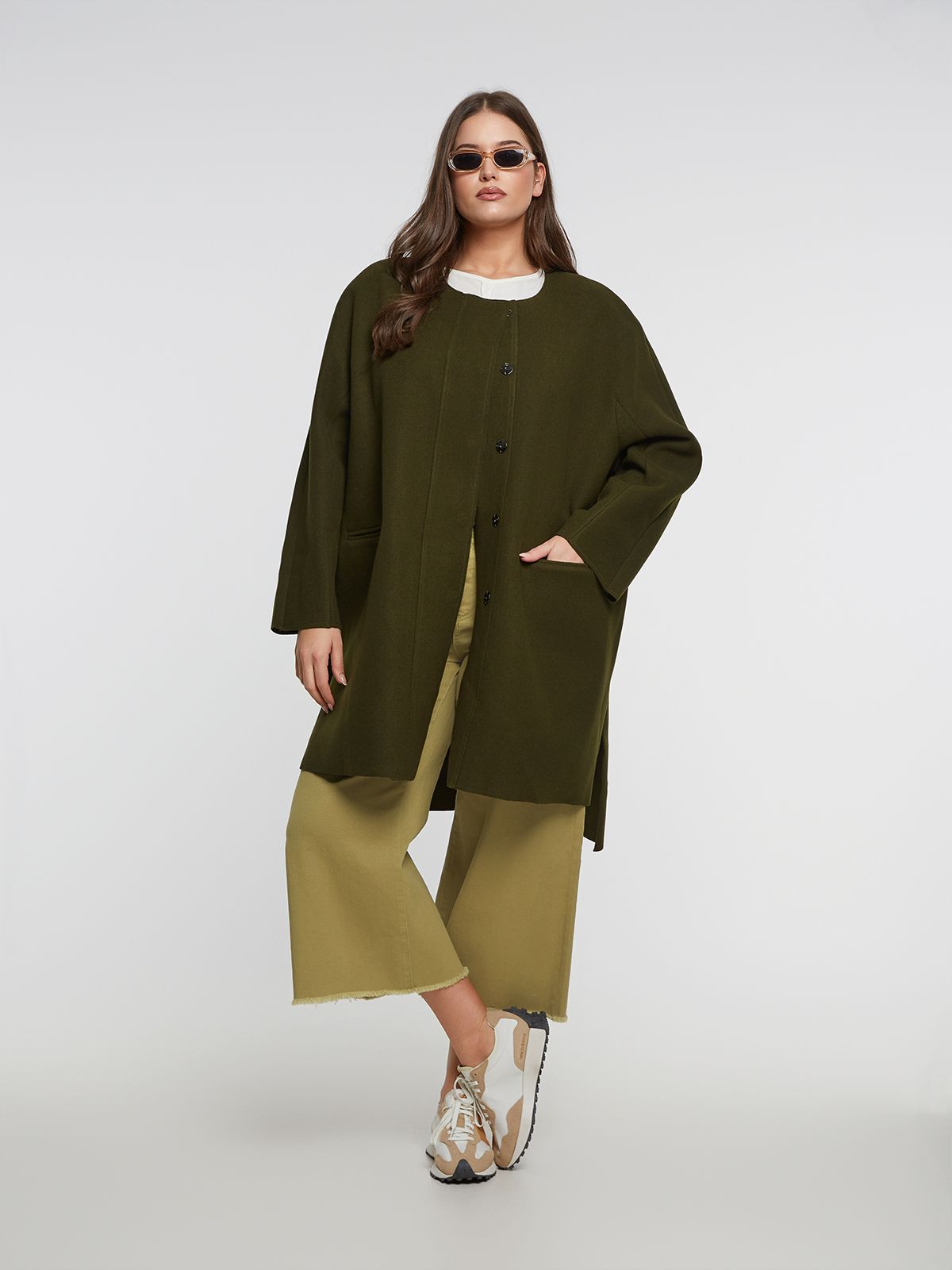 Oversized coat with button-up closure