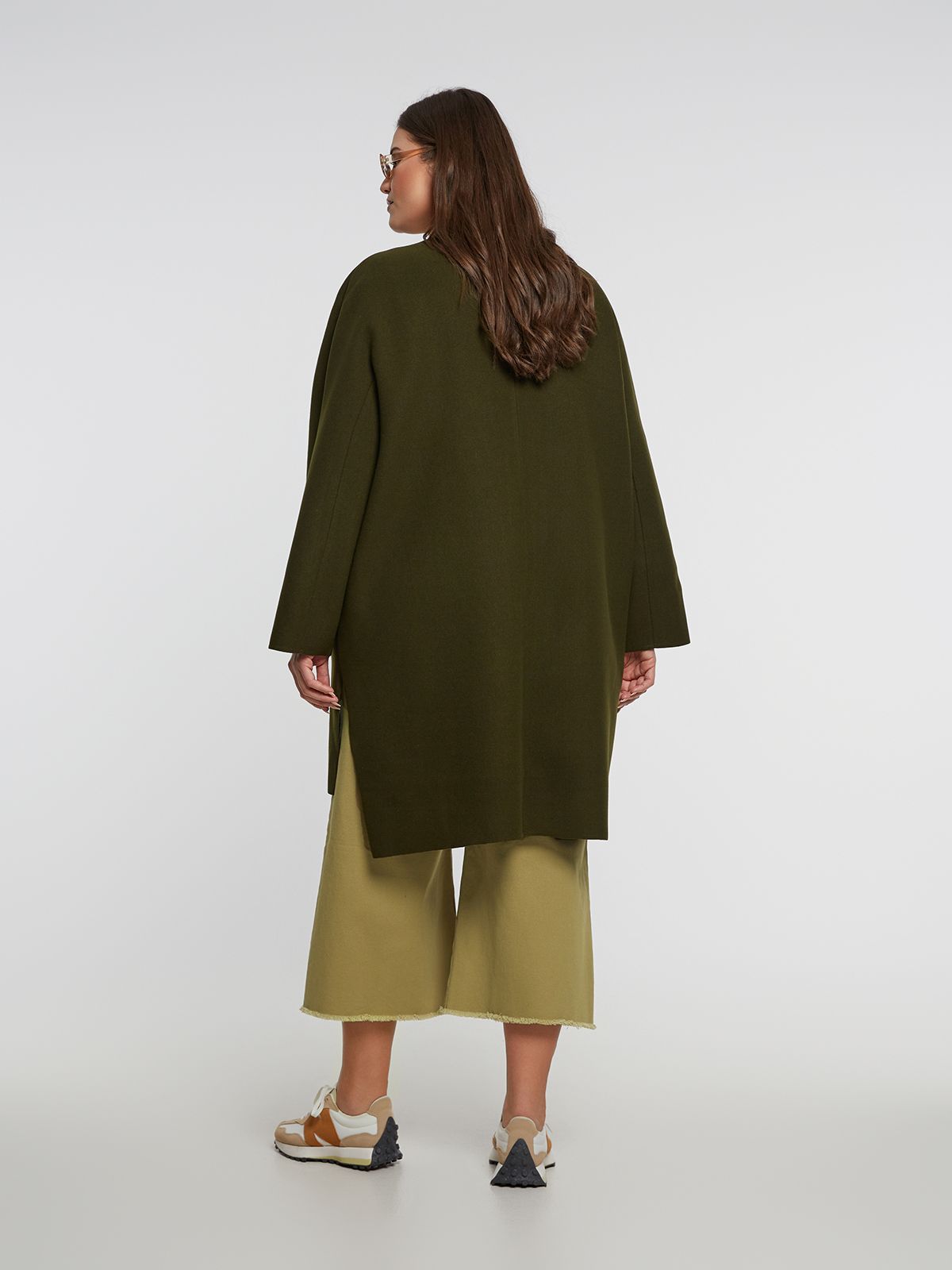 Oversized coat with button-up closure