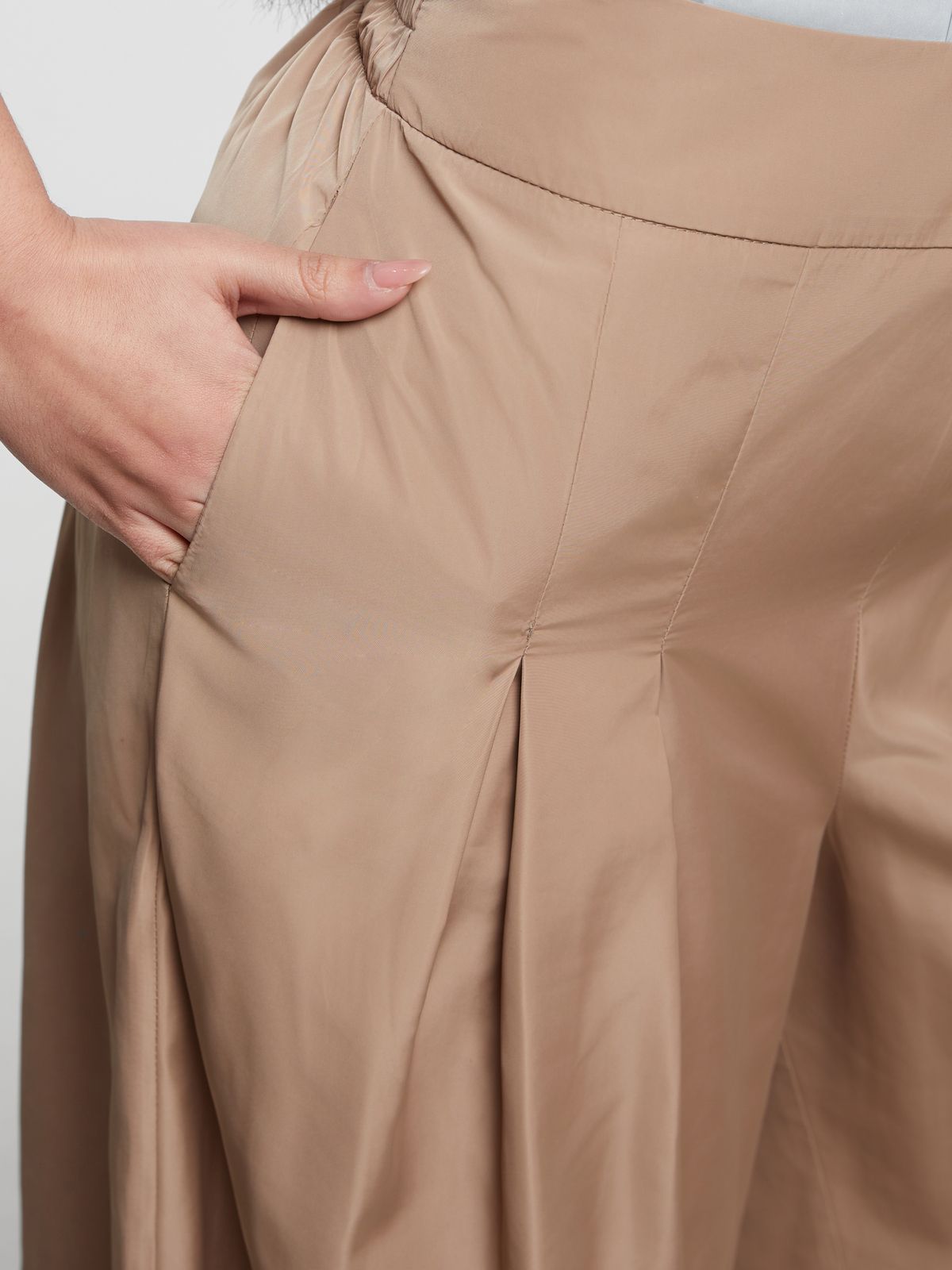 Wide-leg high-waisted pants