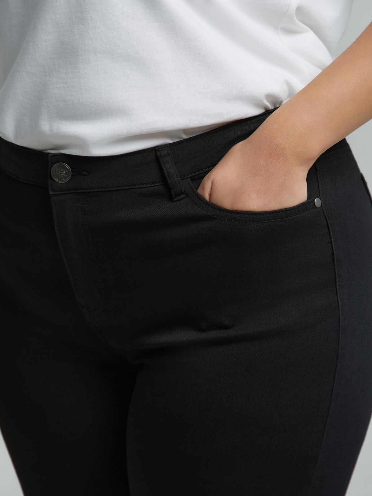 Basic slim black jeans