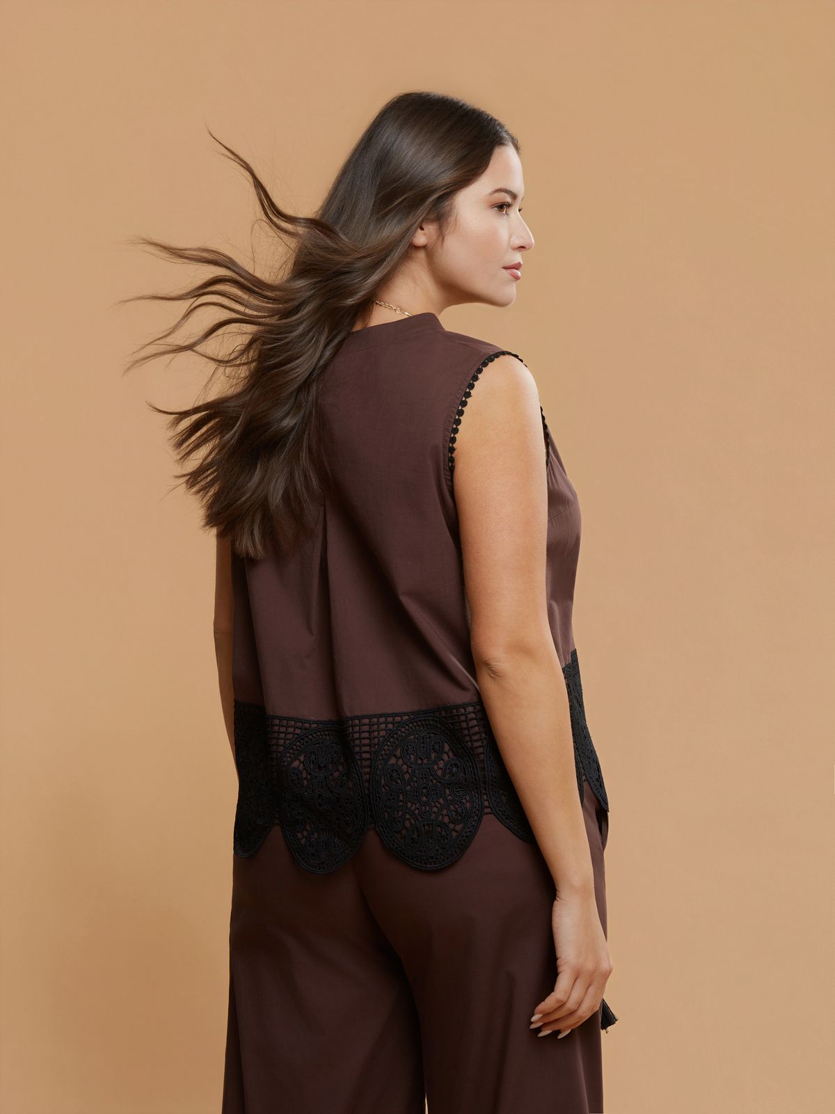 Sleeveless cotton shirt with lace hem