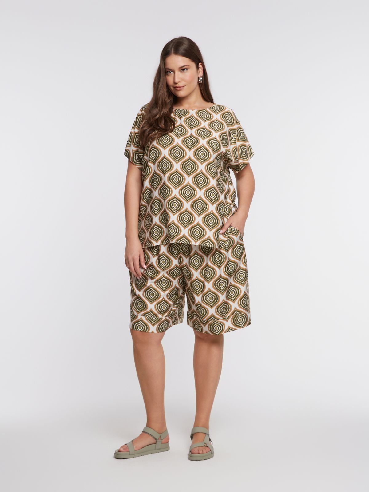 Retro-print fluid top in viscose blend