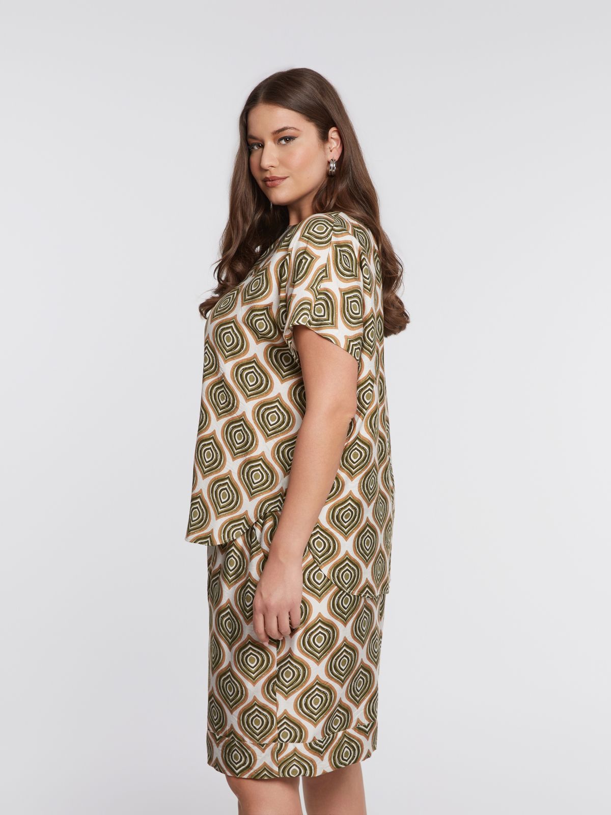 Retro-print fluid top in viscose blend
