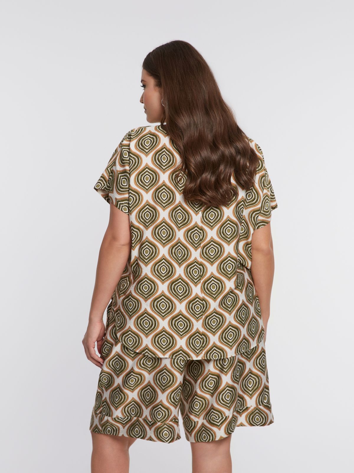 Retro-print fluid top in viscose blend
