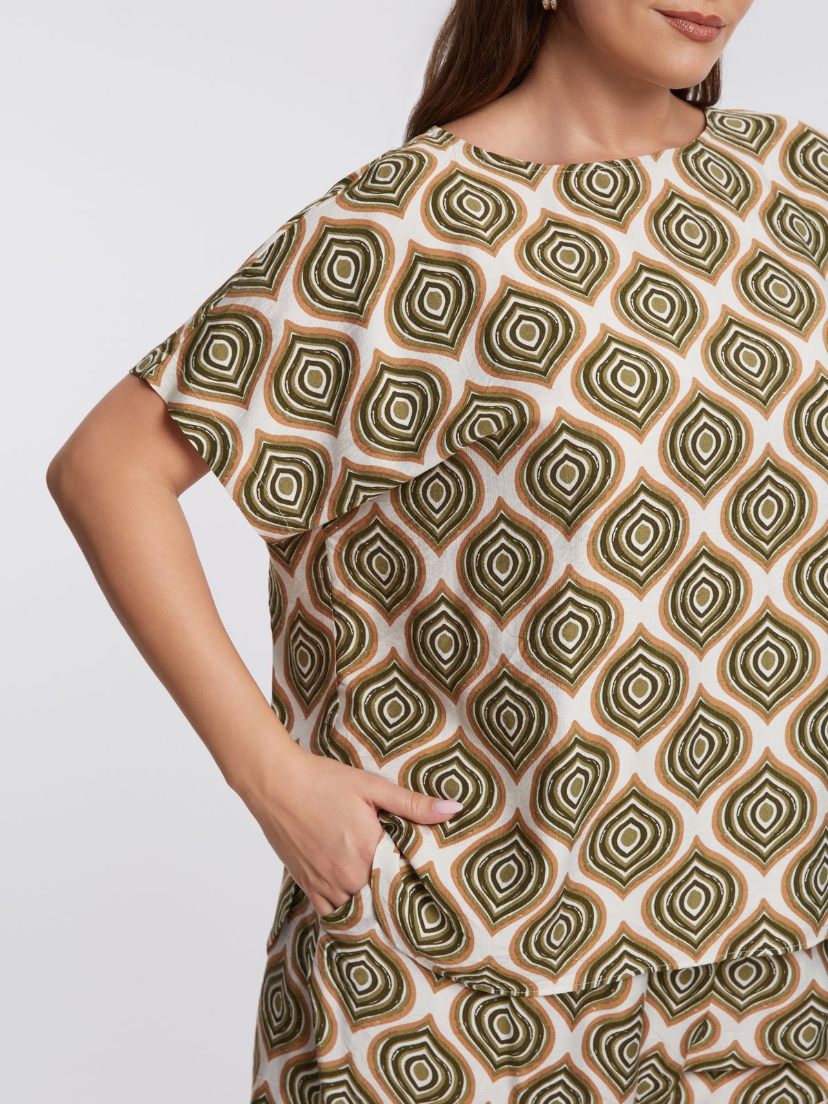 Retro-print fluid top in viscose blend