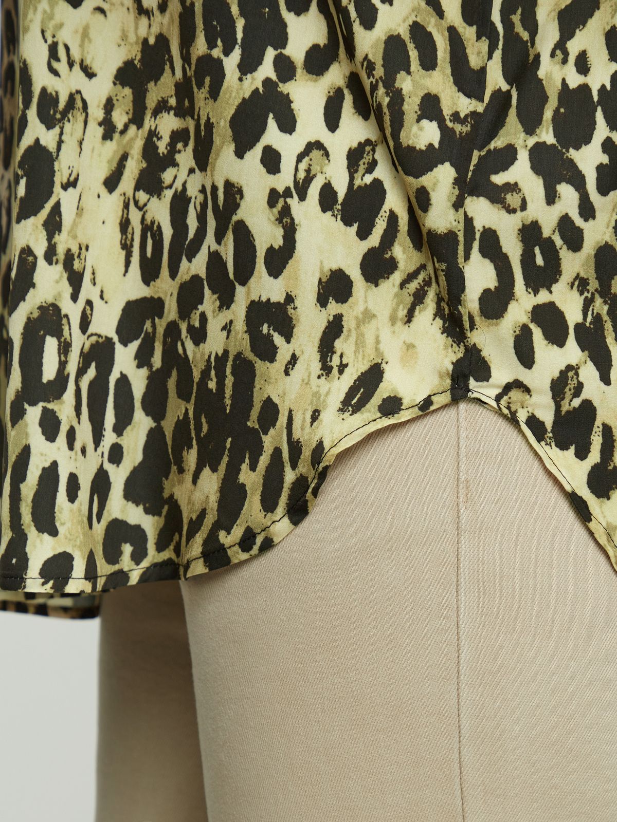 Round-neck satin top in leopard print