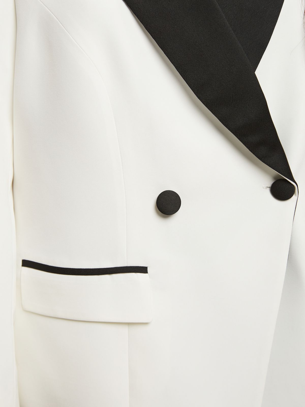 Tailored double-breasted blazer with black lapel