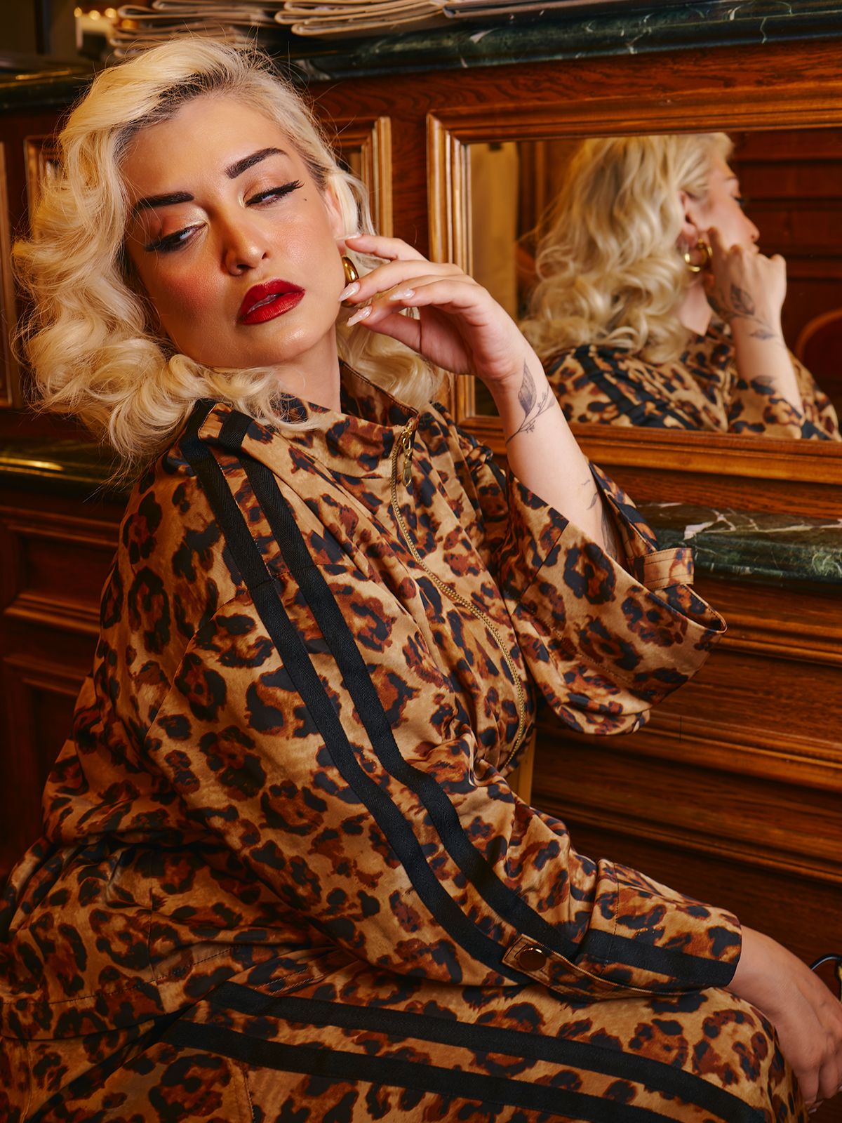 Leopard print τζάκετ με ρυθμιζόμενο κορδόνι στη μέση και παντελόνι με contrast πλαϊνές ρίγες, γυαλιά ηλίου Bobby Black Fire και σκουλαρίκια κρίκοι με πλέγμα