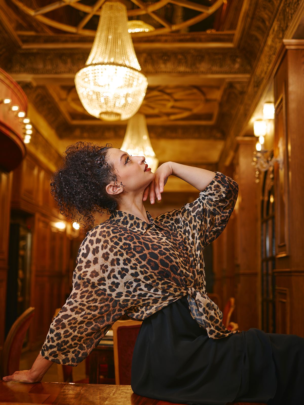 Πουκάμισο από μουσελίνα με leopard print και maxi φόρεμα με ασύμμετρες chiffon στρώσεις