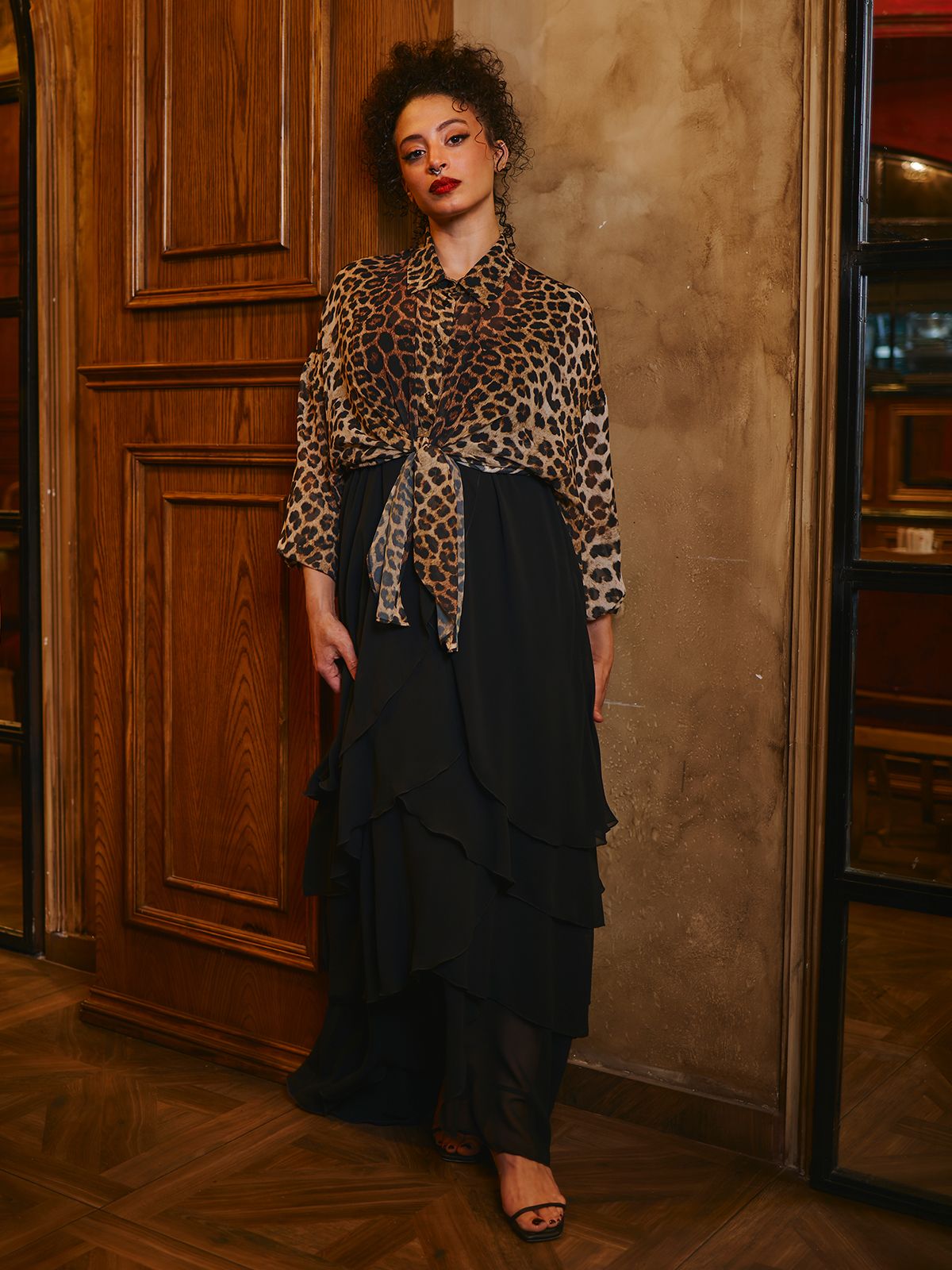 Πουκάμισο από μουσελίνα με leopard print και maxi φόρεμα με ασύμμετρες chiffon στρώσεις