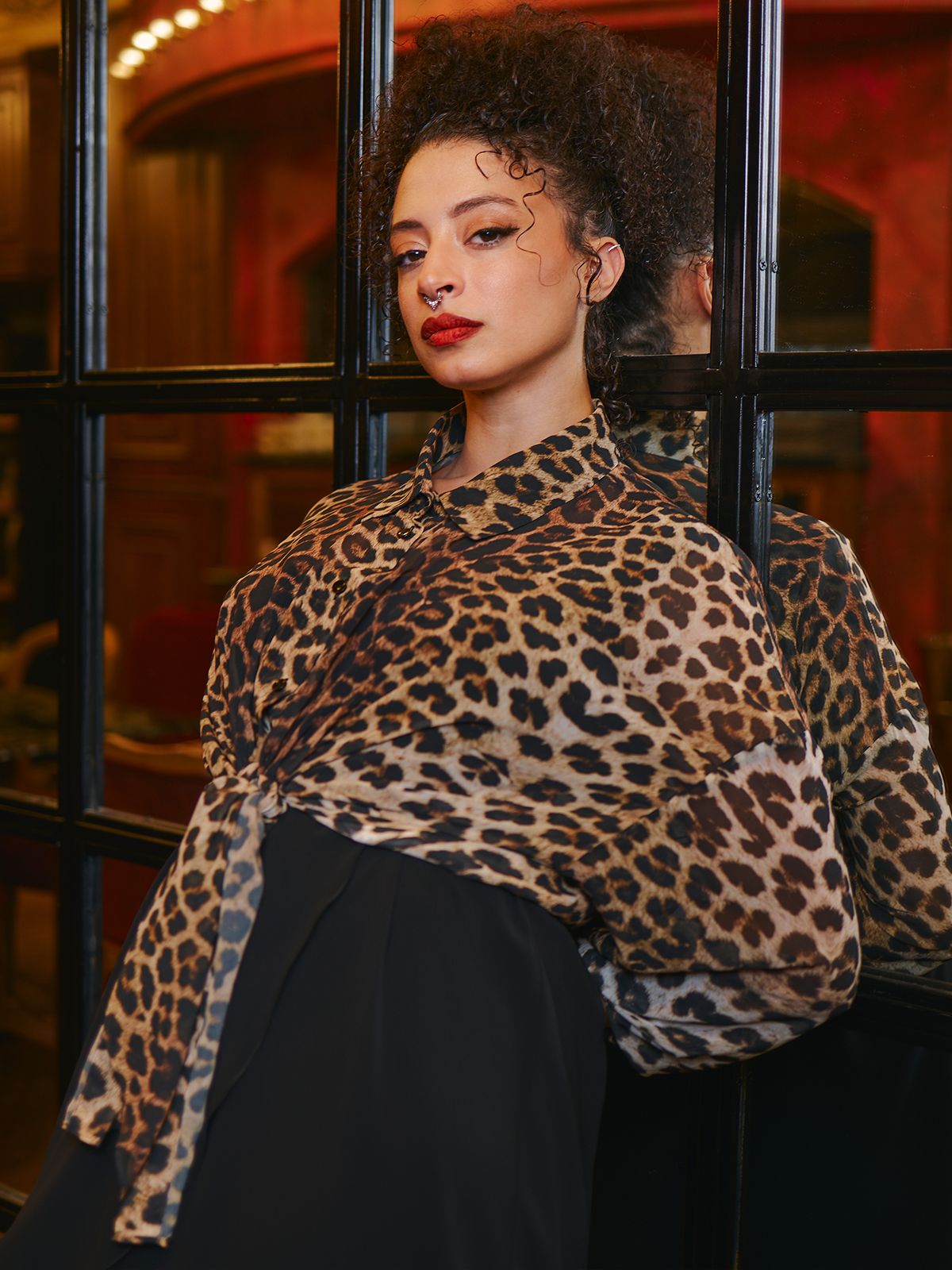 Πουκάμισο από μουσελίνα με leopard print και maxi φόρεμα με ασύμμετρες chiffon στρώσεις