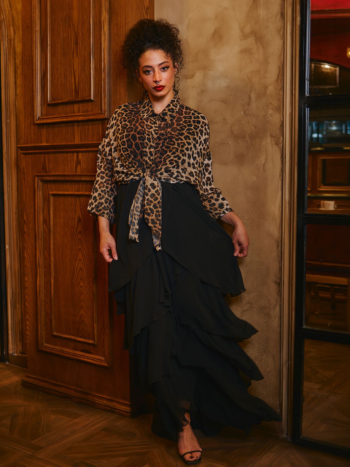 Πουκάμισο από μουσελίνα με leopard print και maxi φόρεμα με ασύμμετρες chiffon στρώσεις