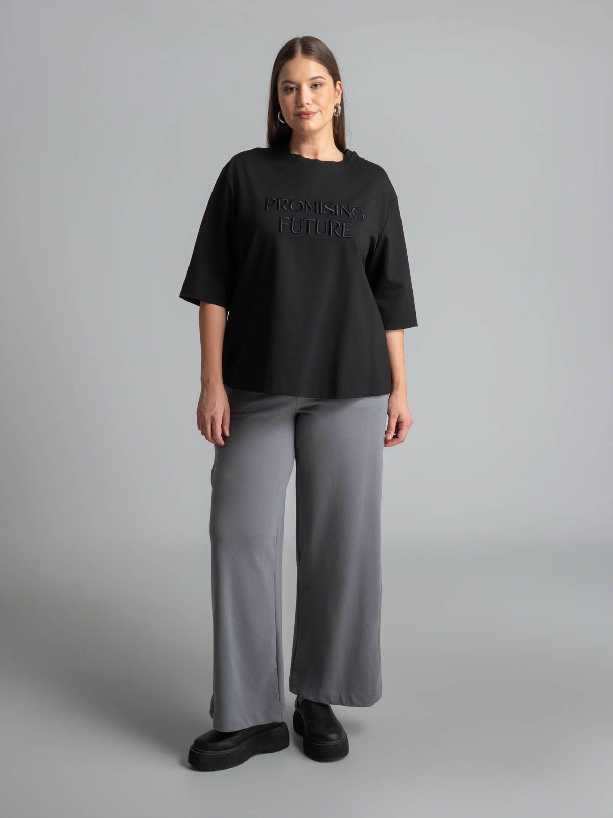 Sweatshirt with embroidered 