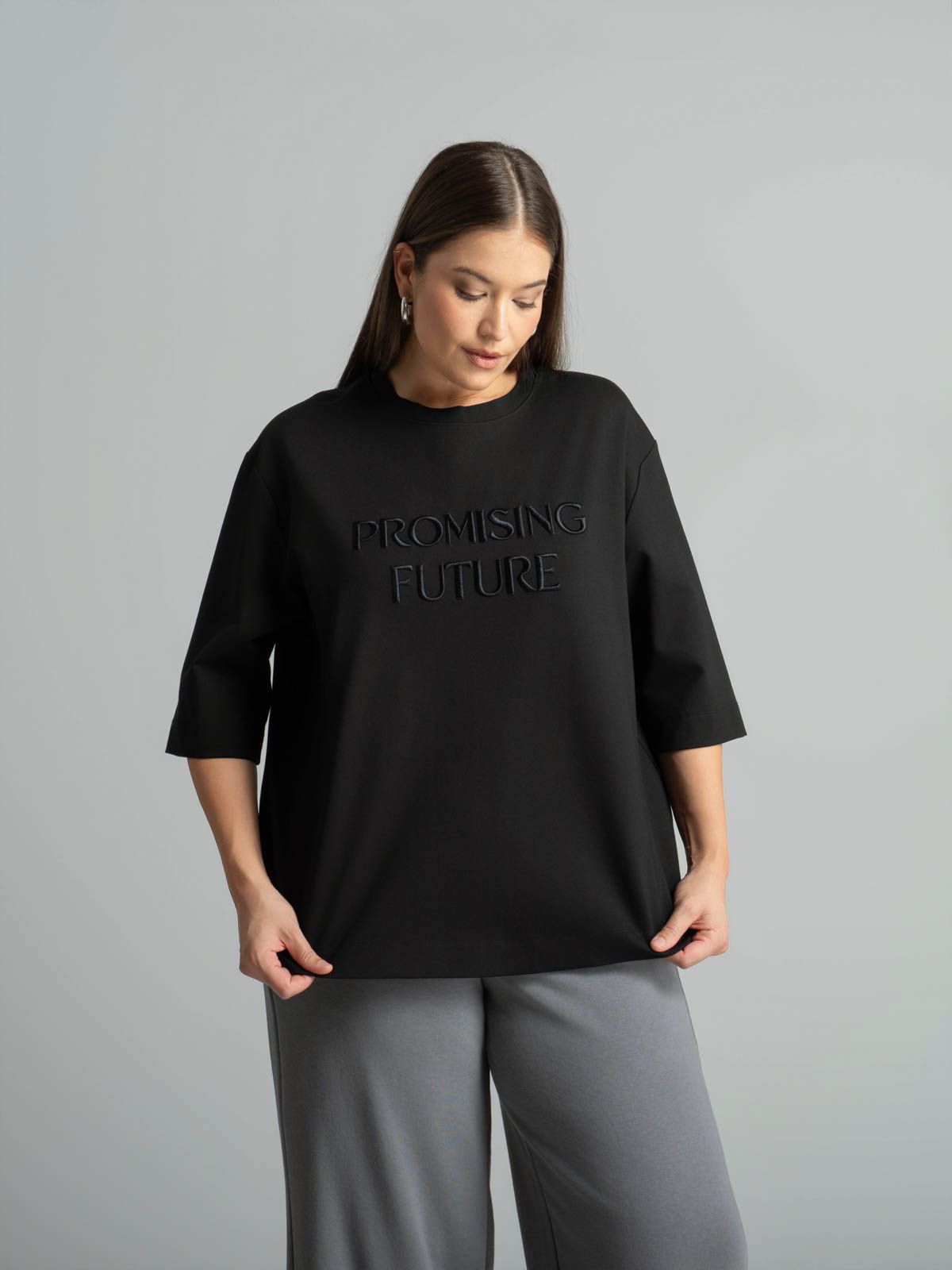 Sweatshirt with embroidered 