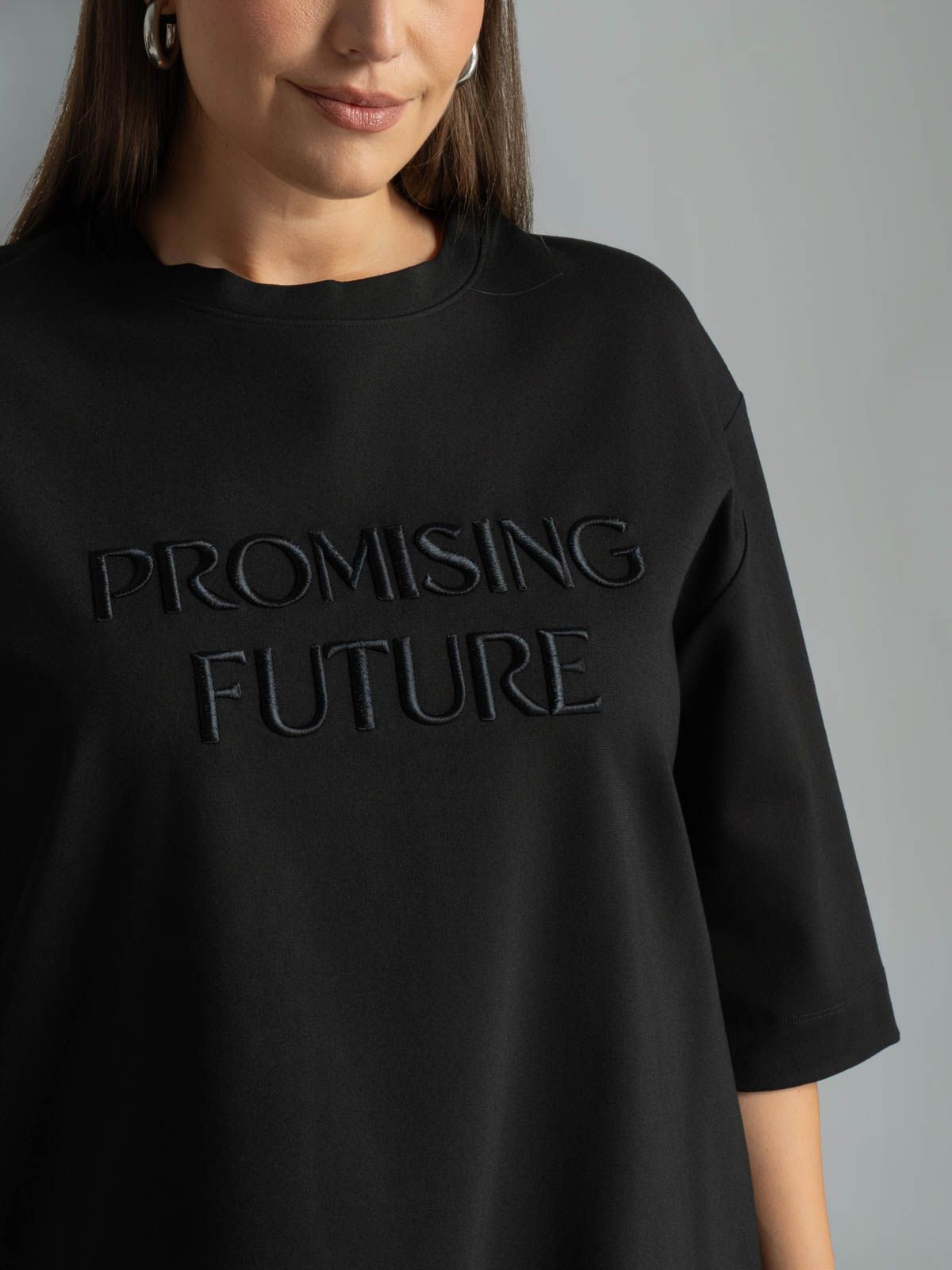 Sweatshirt with embroidered 