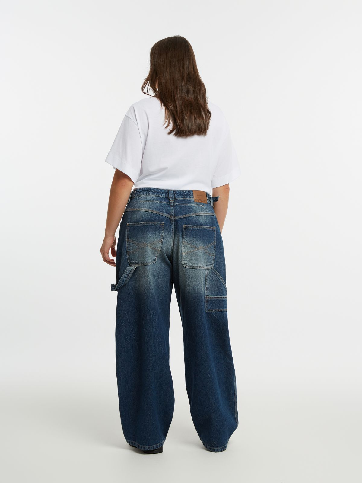 Vintage wash barrel-leg jeans