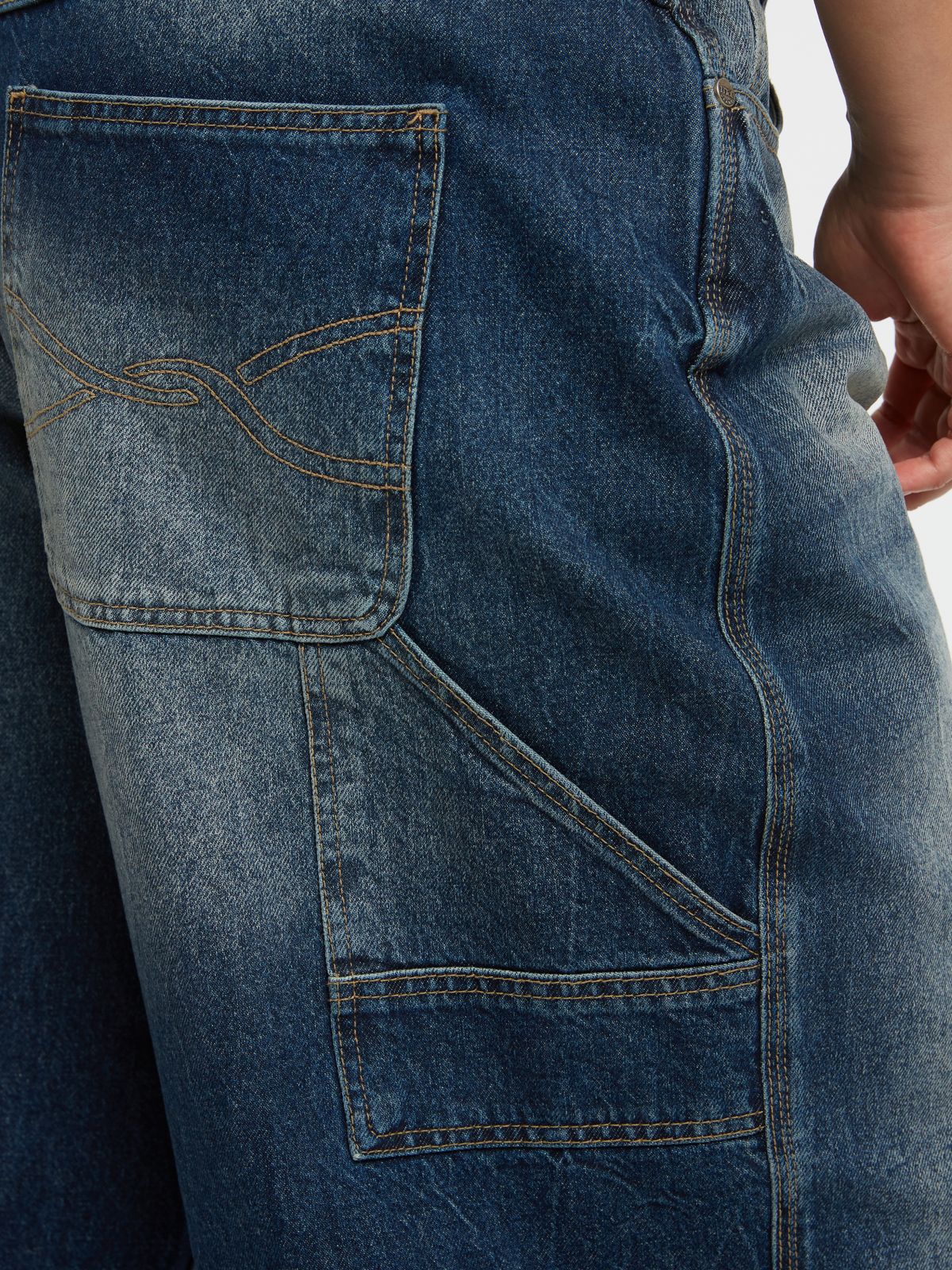 Vintage wash barrel-leg jeans