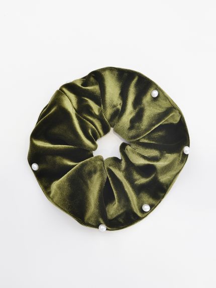 Velvet scrunchie with pearls