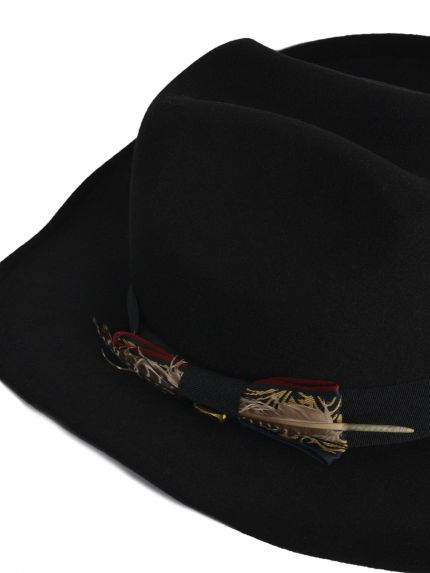 Καπέλο τύπου fedora με διακοσμητικό φτερό