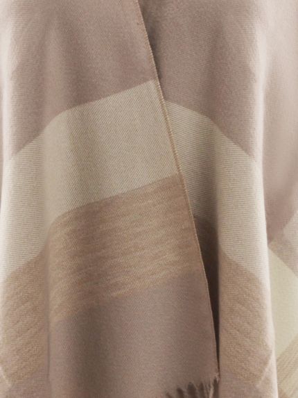 Minimal chic poncho with fringes