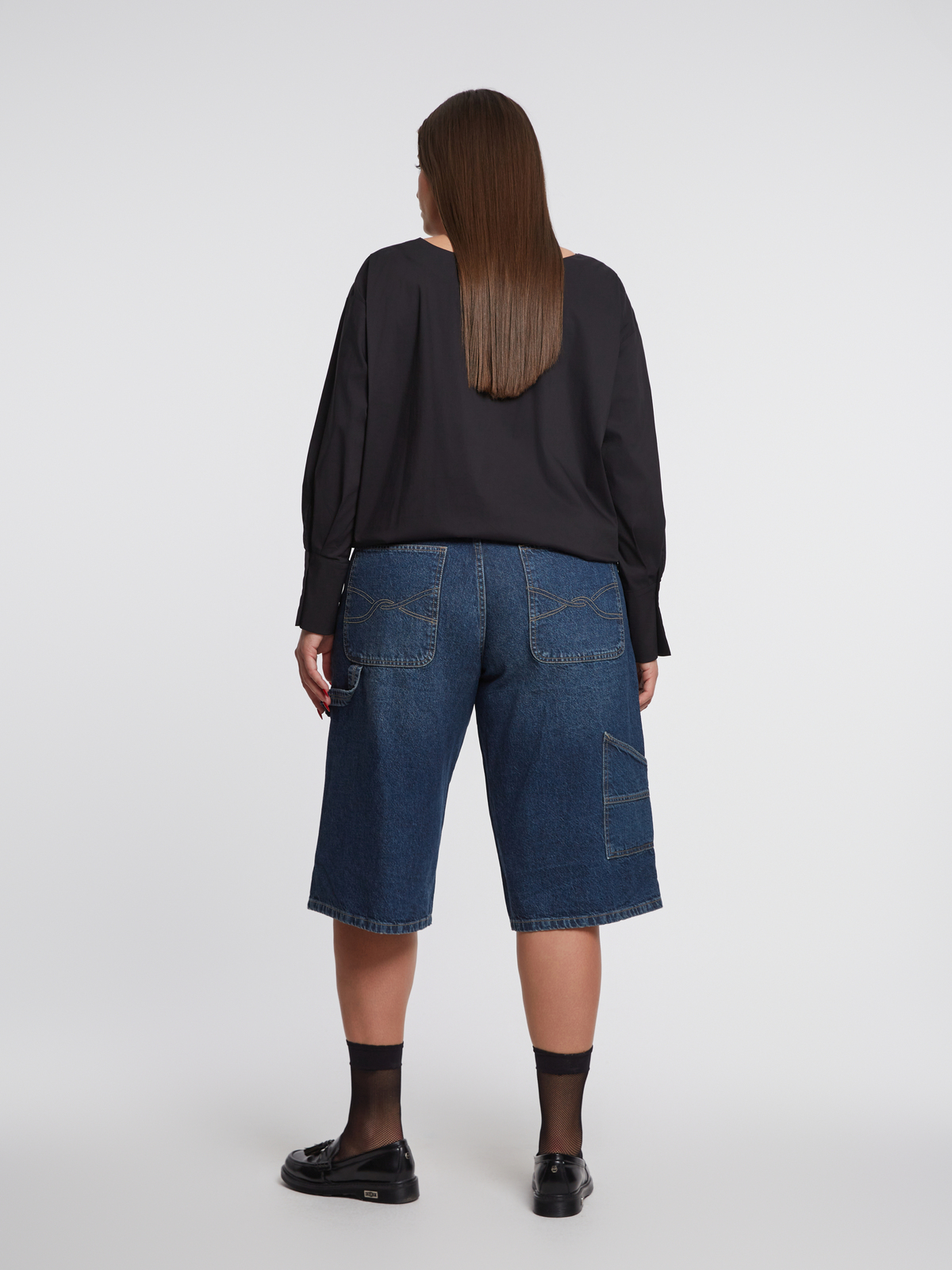 Τζιν βερμούδα με utility λεπτομέρεια φωτογραφία