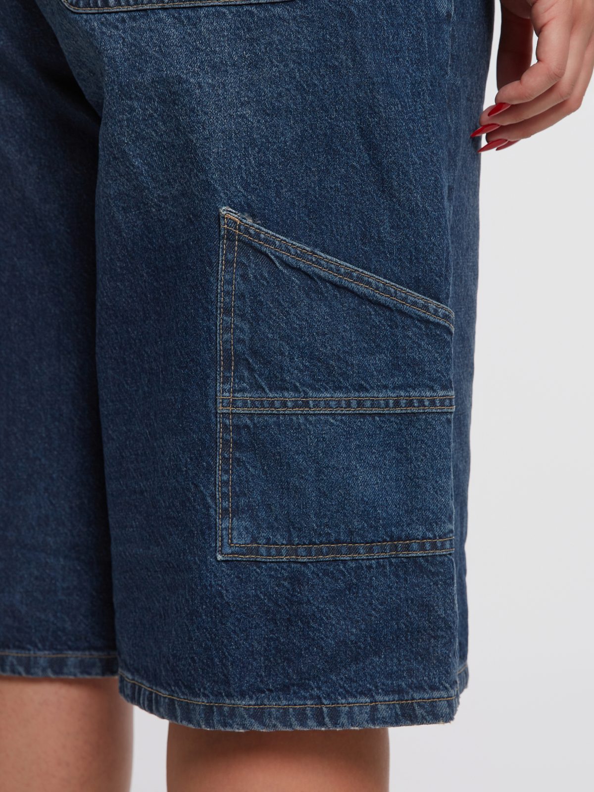 Τζιν βερμούδα με utility λεπτομέρεια φωτογραφία