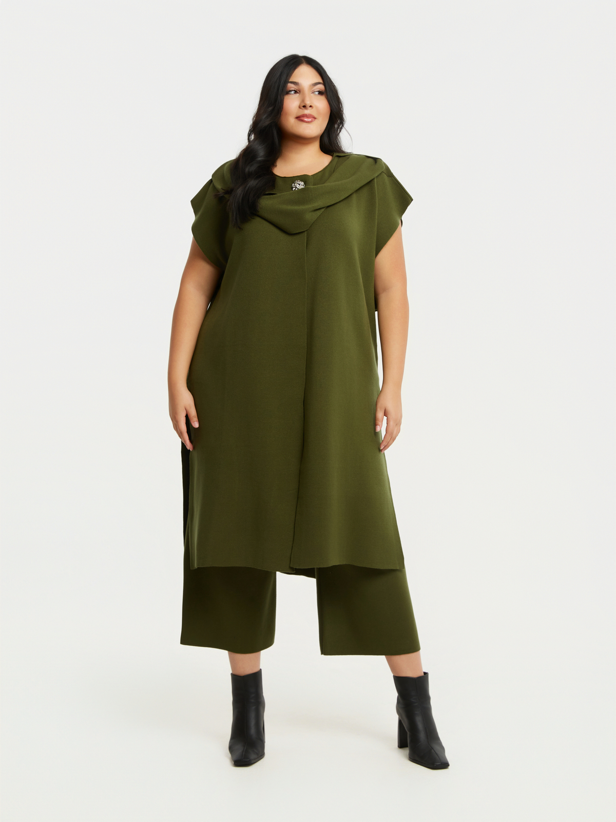 Πλεκτή μακριά ζακέτα με ντραπέ γιακά και εντυπωσιακό κουμπί φωτογραφία