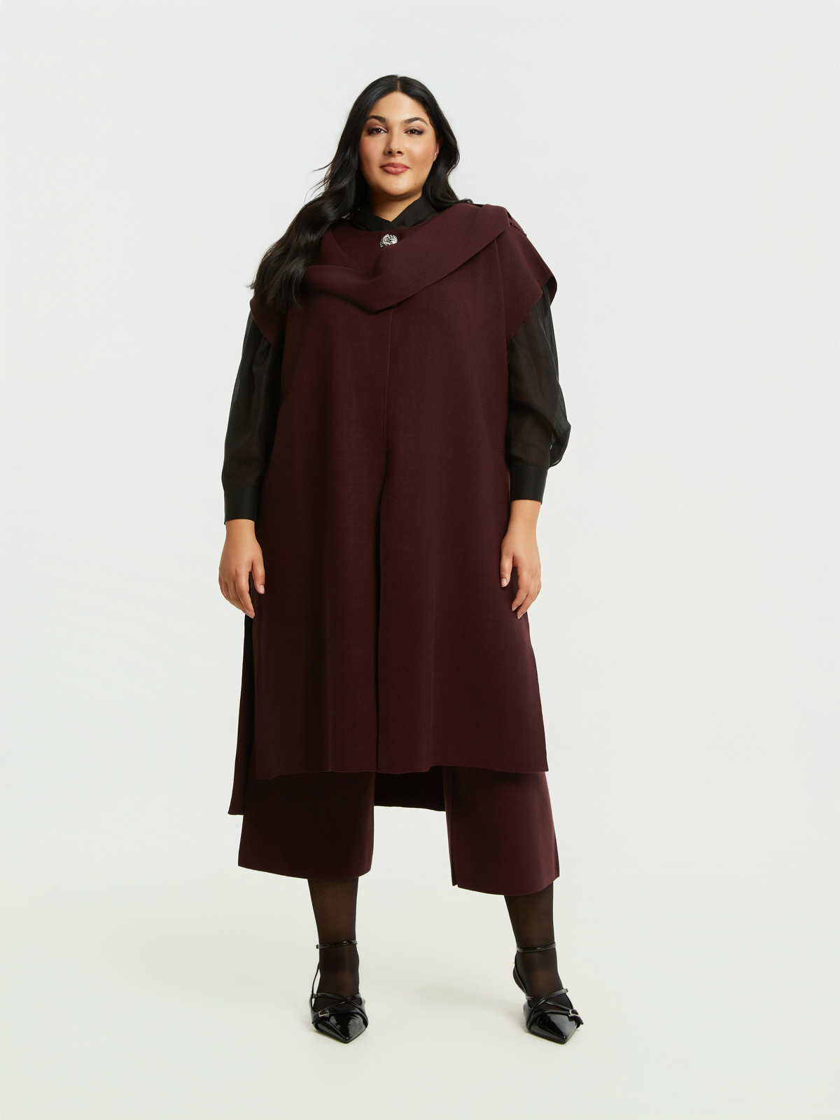 Πλεκτή μακριά ζακέτα με ντραπέ γιακά και εντυπωσιακό κουμπί φωτογραφία