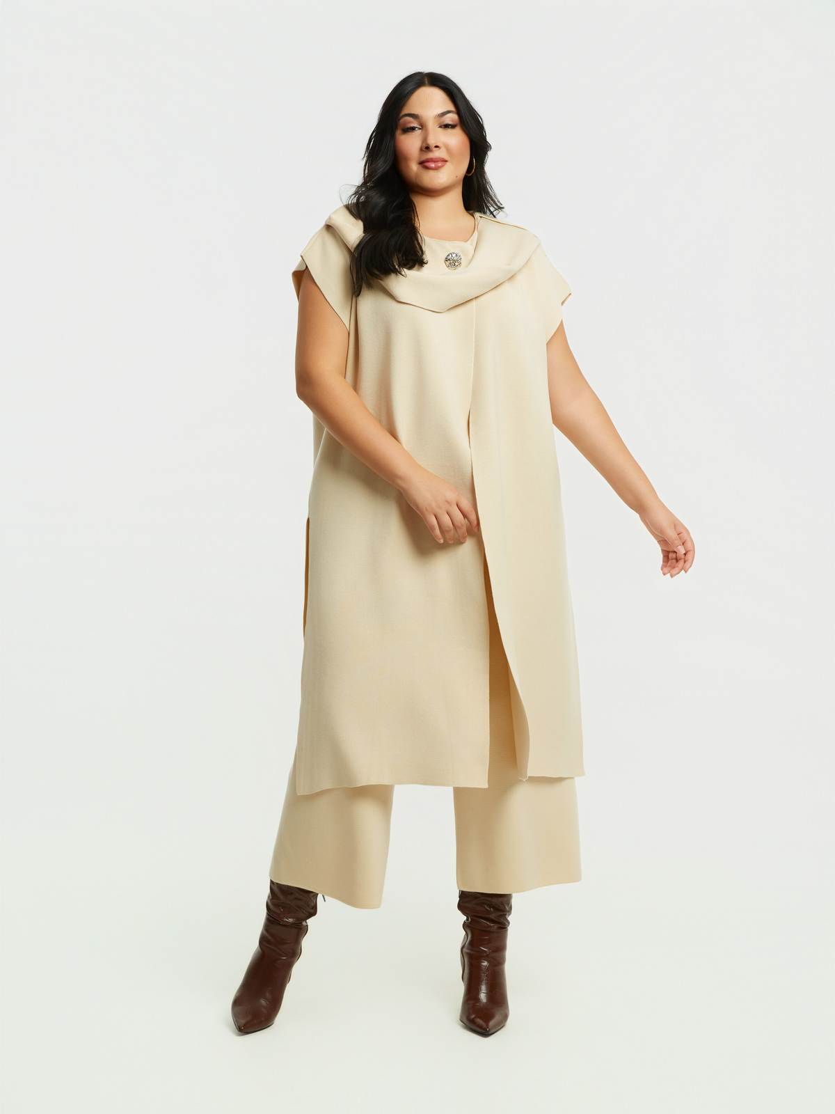 Πλεκτή μακριά ζακέτα με ντραπέ γιακά και εντυπωσιακό κουμπί φωτογραφία