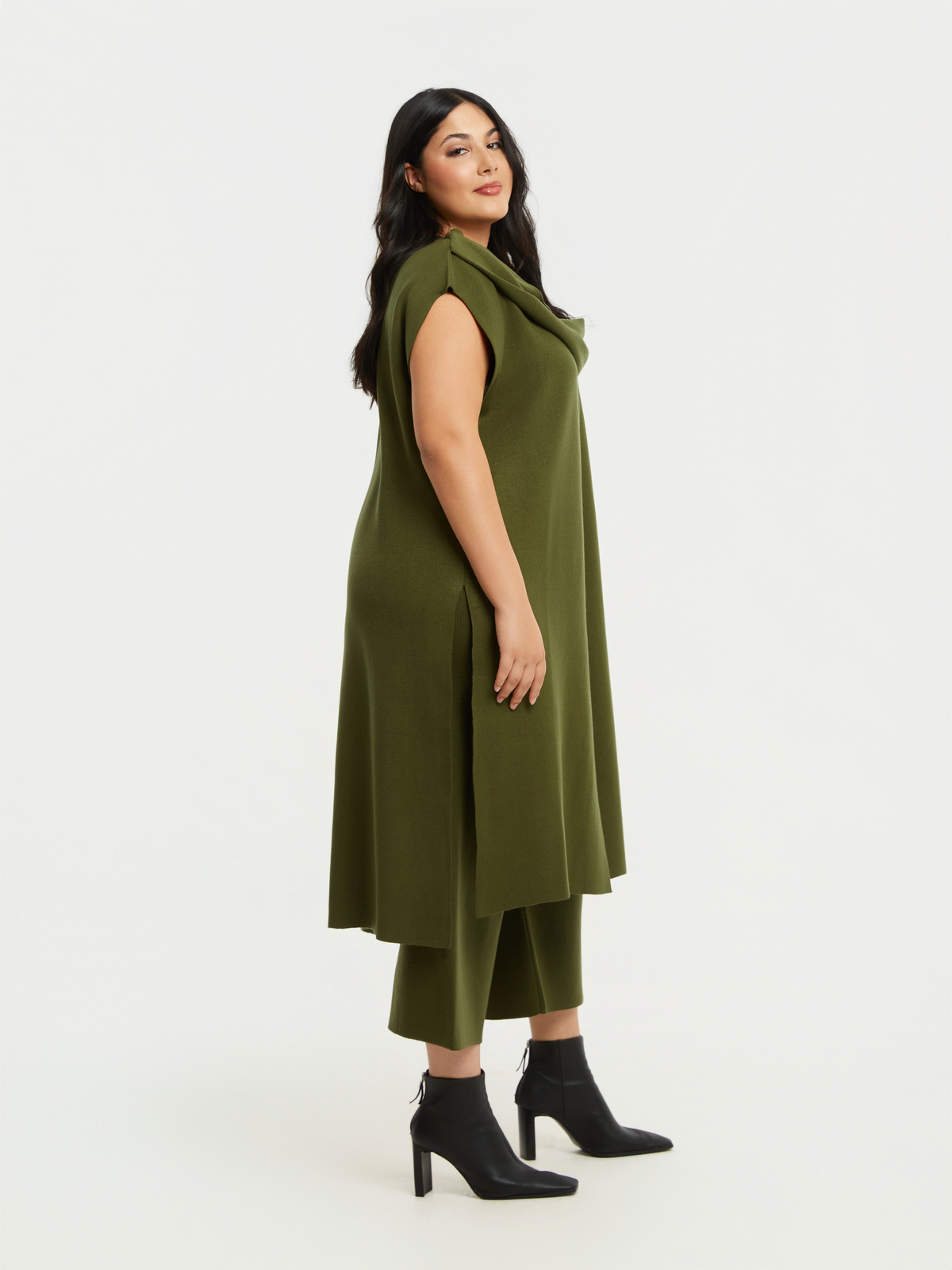 Πλεκτή μακριά ζακέτα με ντραπέ γιακά και εντυπωσιακό κουμπί φωτογραφία