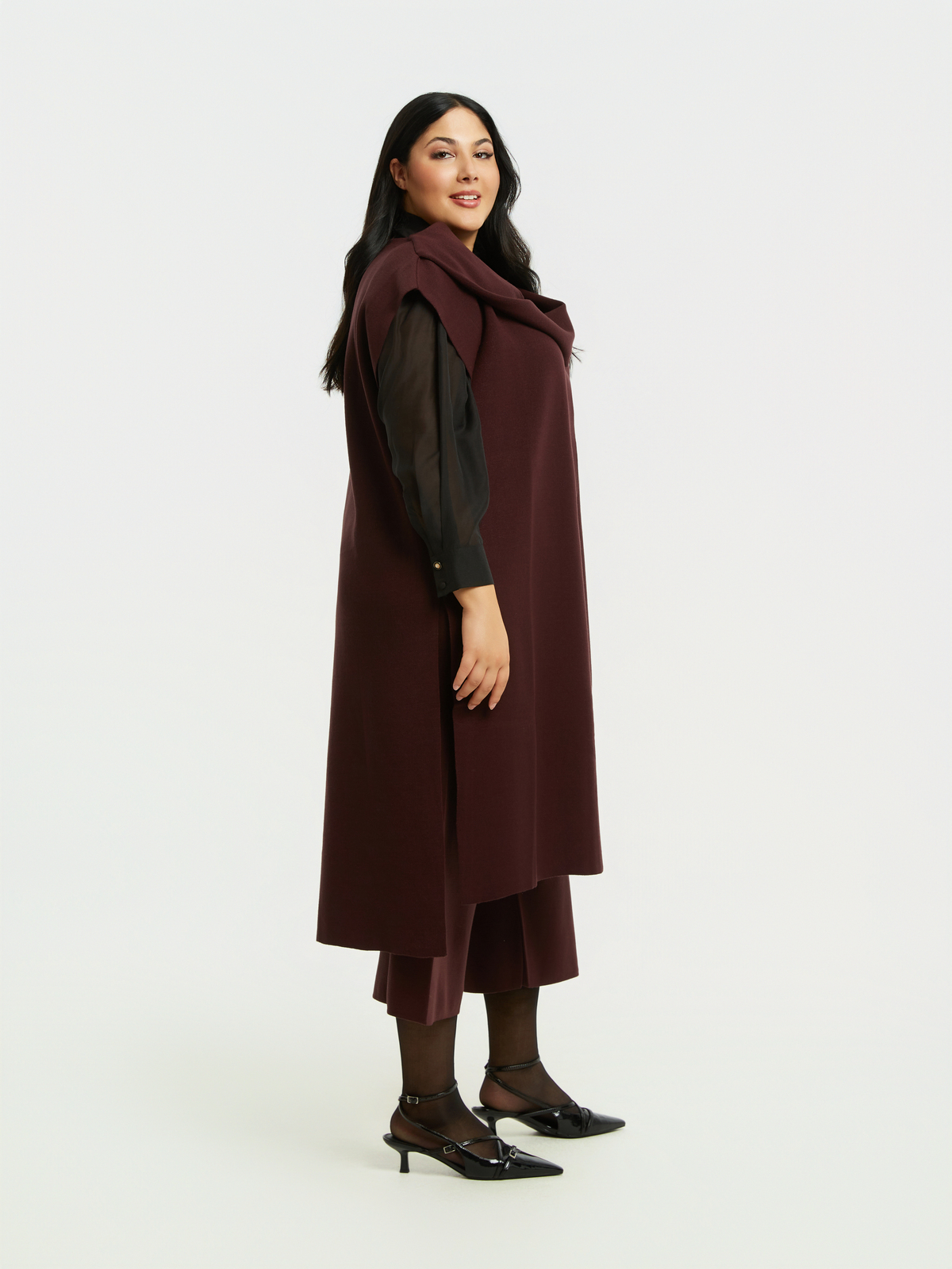 Πλεκτή μακριά ζακέτα με ντραπέ γιακά και εντυπωσιακό κουμπί φωτογραφία