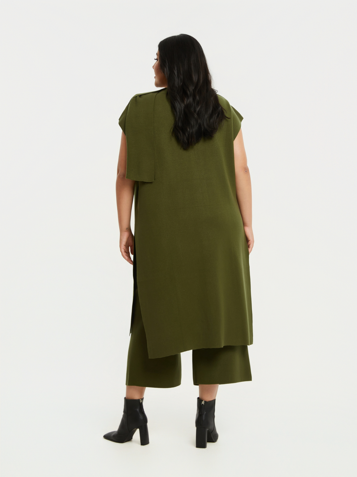 Πλεκτή μακριά ζακέτα με ντραπέ γιακά και εντυπωσιακό κουμπί φωτογραφία