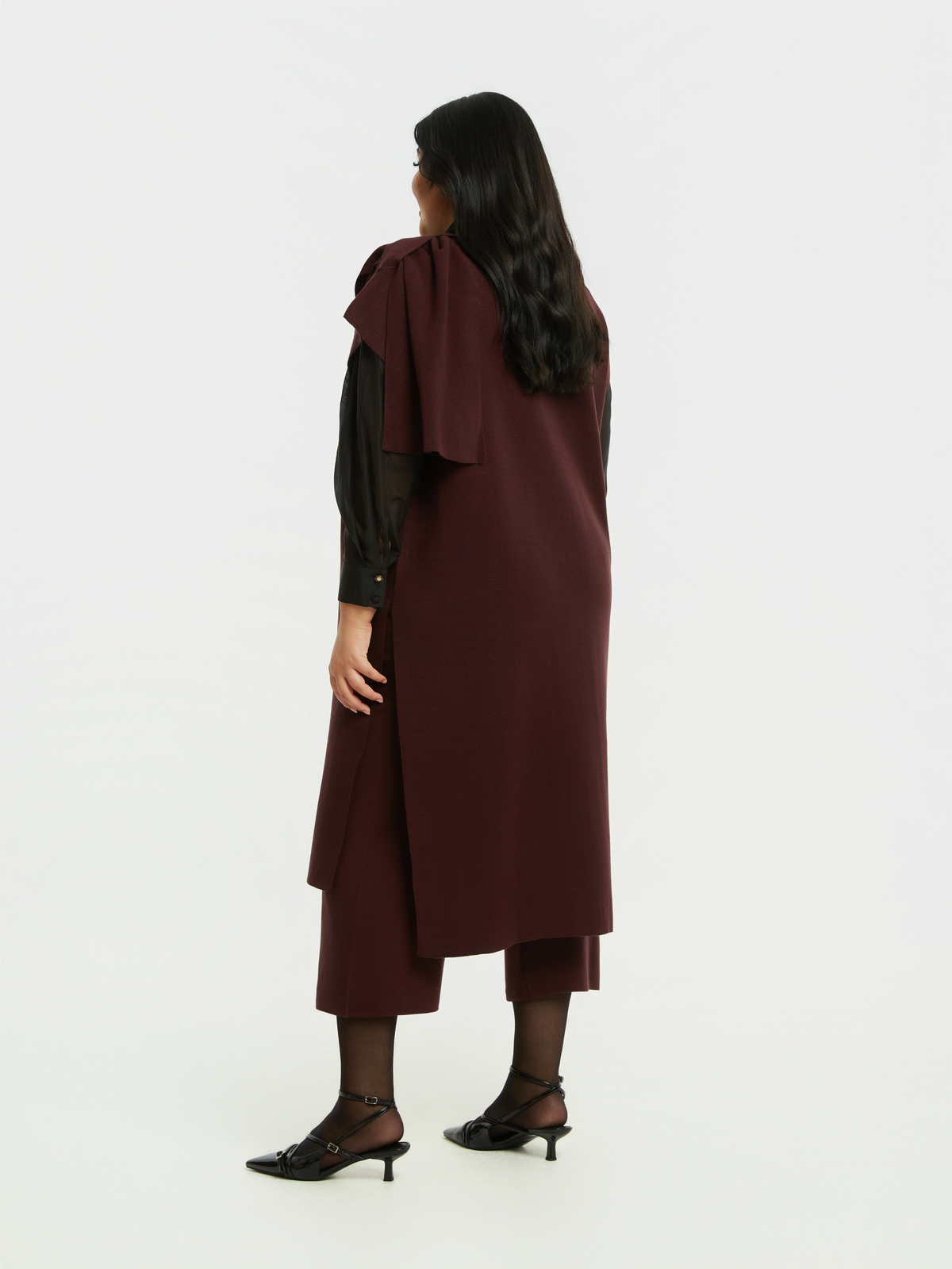 Πλεκτή μακριά ζακέτα με ντραπέ γιακά και εντυπωσιακό κουμπί φωτογραφία