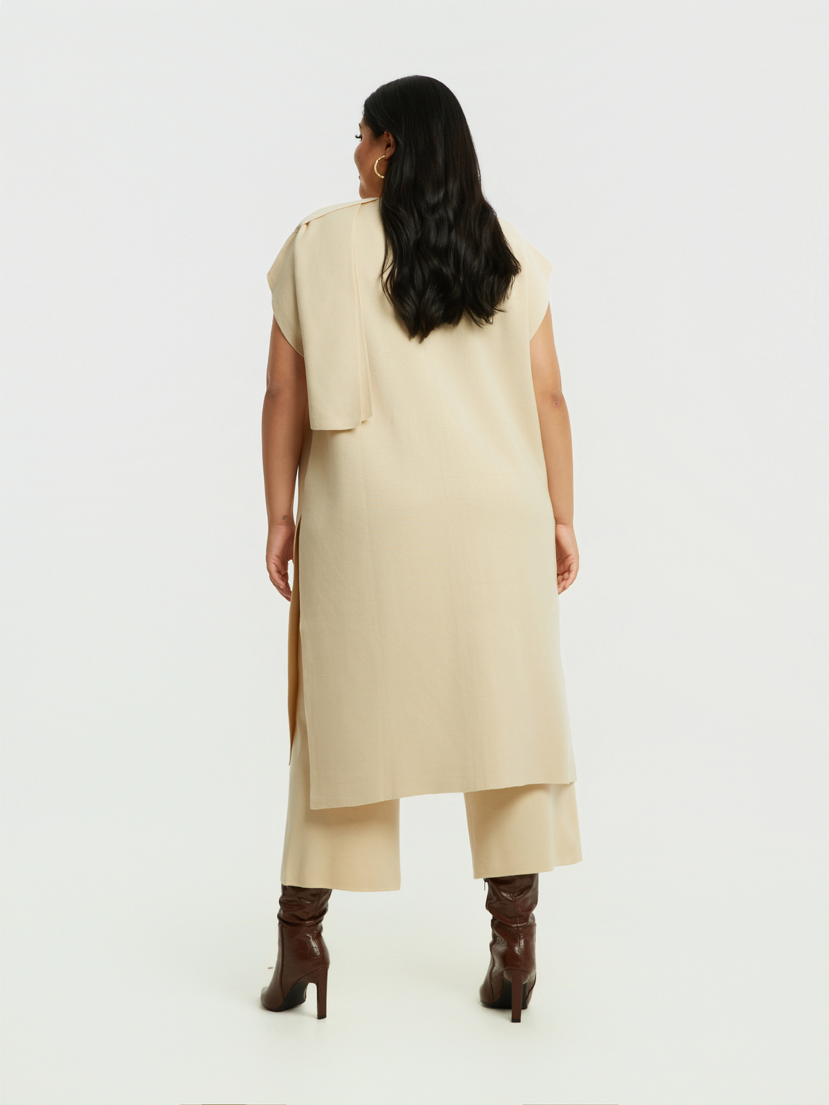 Πλεκτή μακριά ζακέτα με ντραπέ γιακά και εντυπωσιακό κουμπί φωτογραφία