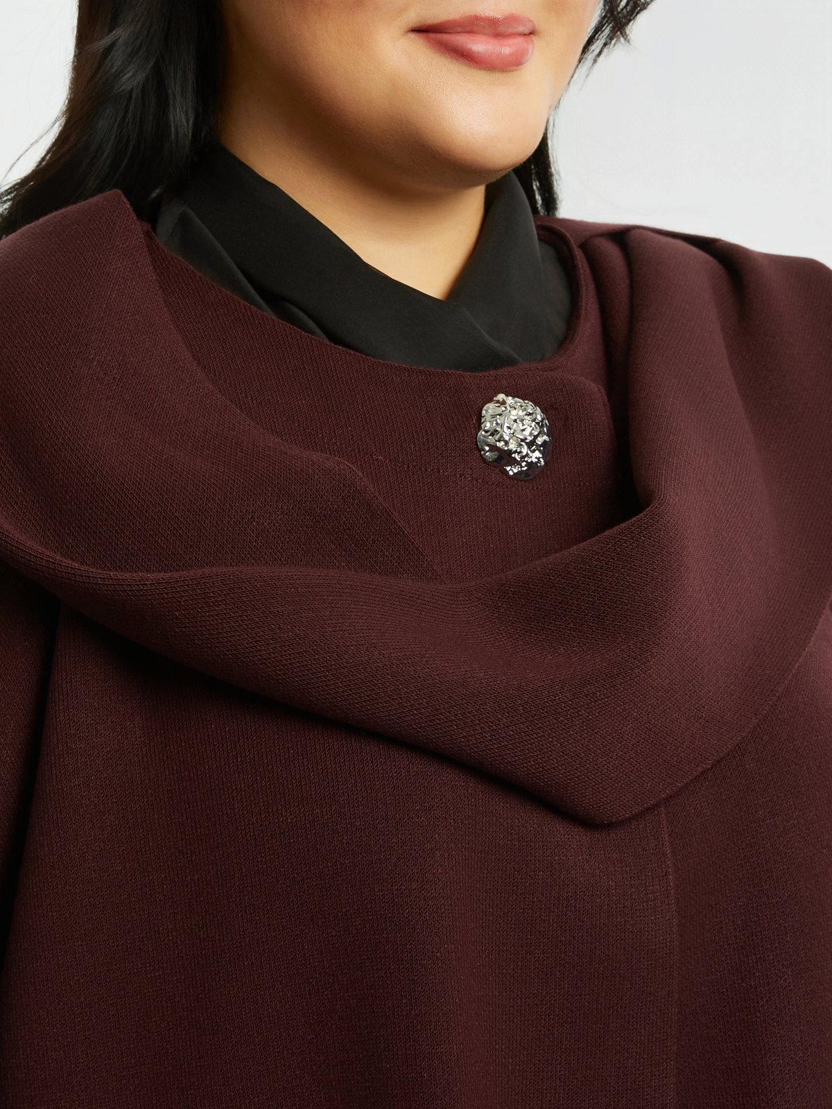 Πλεκτή μακριά ζακέτα με ντραπέ γιακά και εντυπωσιακό κουμπί φωτογραφία