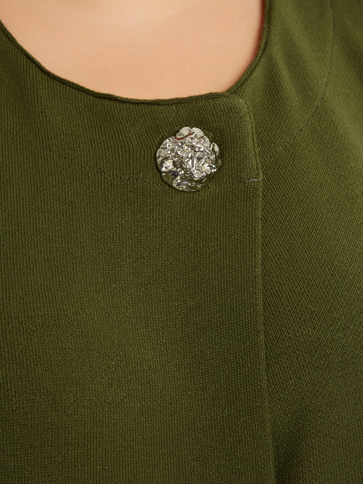 Πλεκτή μακριά ζακέτα με ντραπέ γιακά και εντυπωσιακό κουμπί φωτογραφία