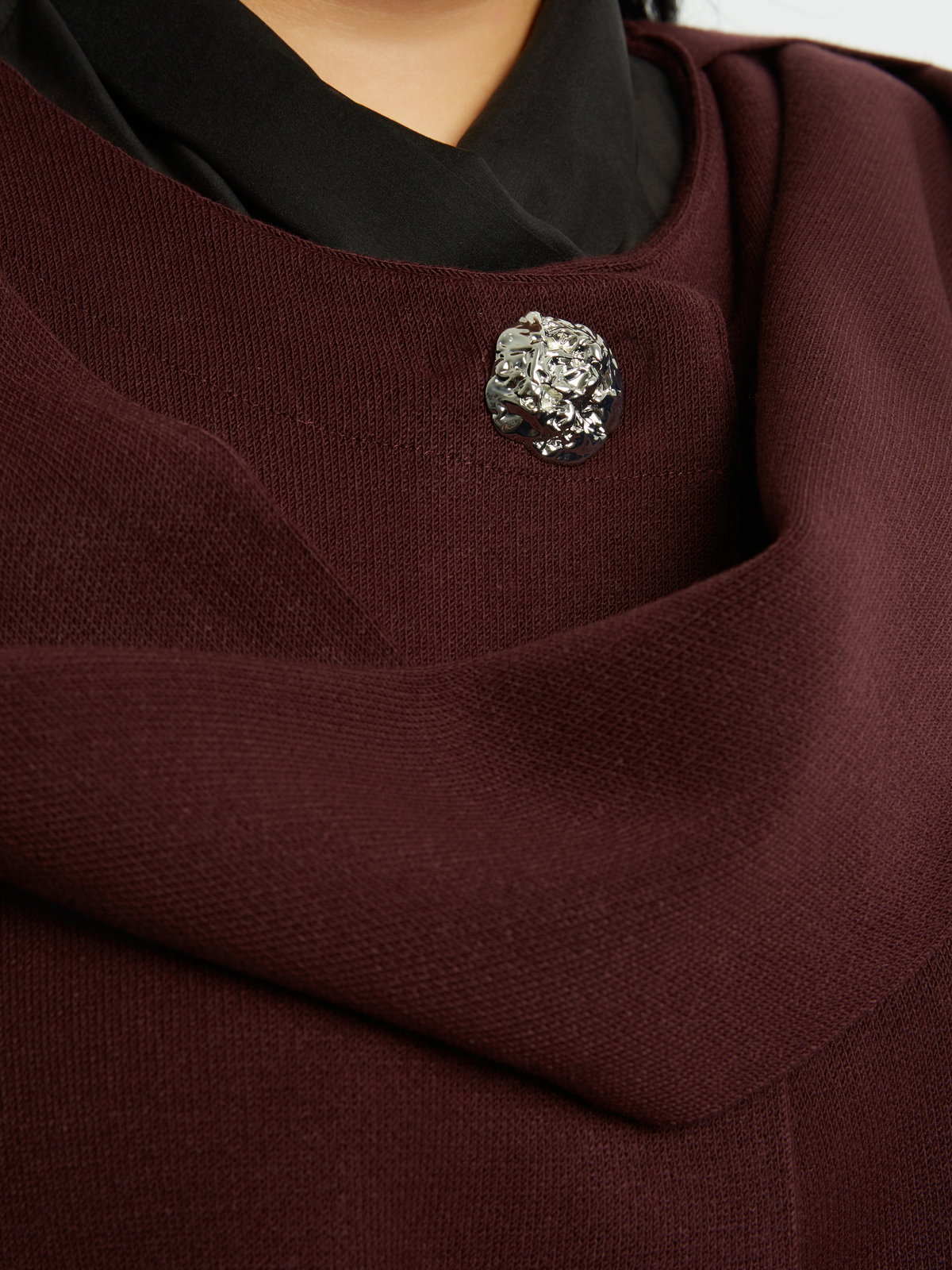 Πλεκτή μακριά ζακέτα με ντραπέ γιακά και εντυπωσιακό κουμπί φωτογραφία