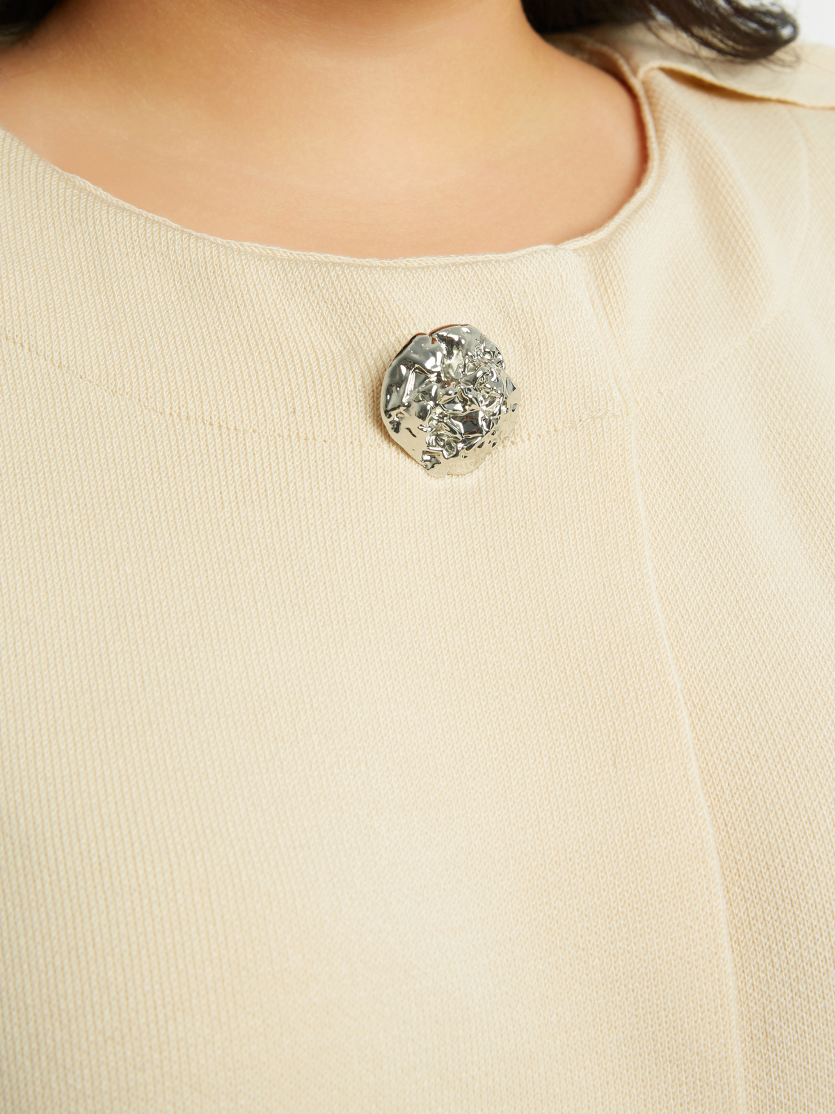 Πλεκτή μακριά ζακέτα με ντραπέ γιακά και εντυπωσιακό κουμπί φωτογραφία