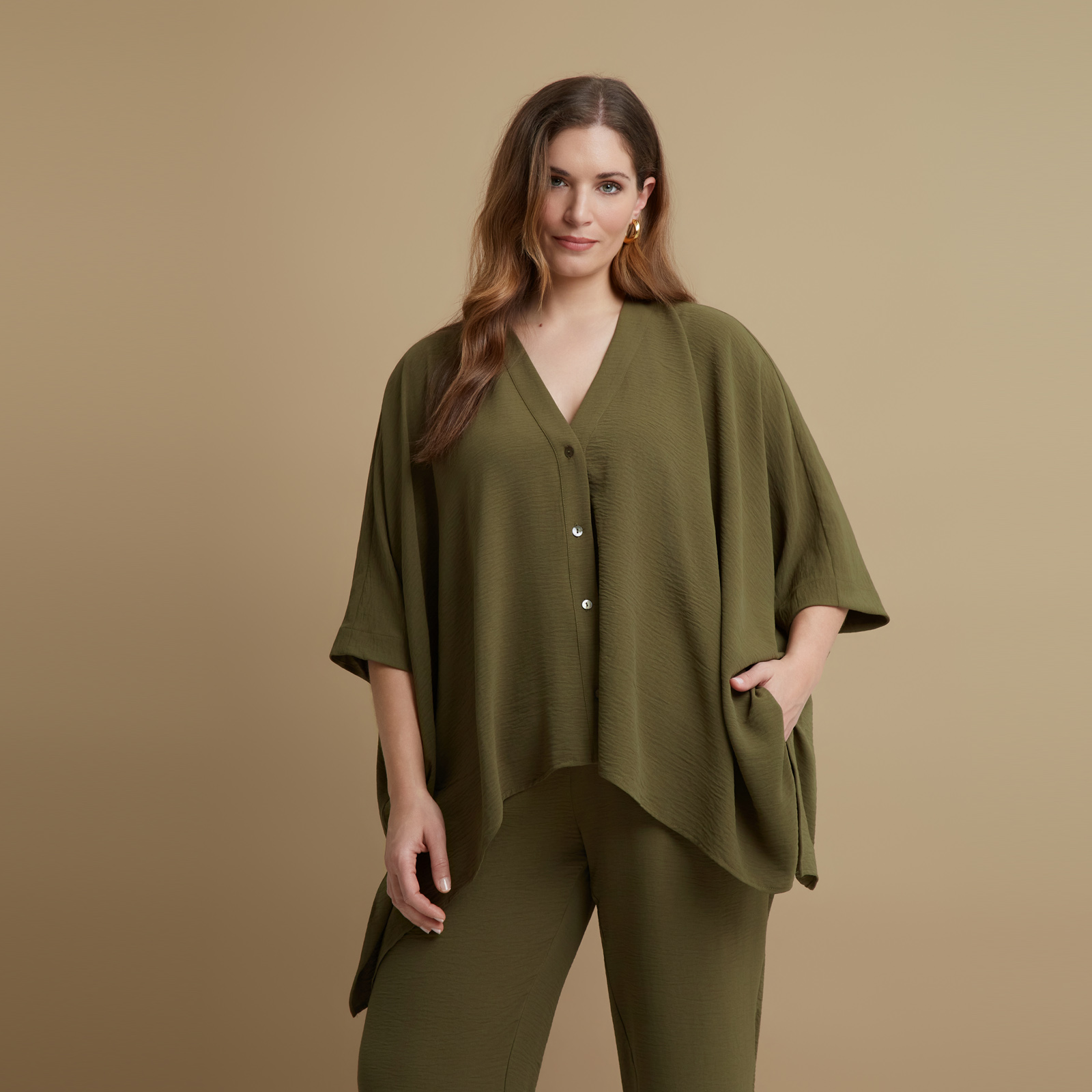 Essential airwashed crepe V-neck shirt with dipped sides