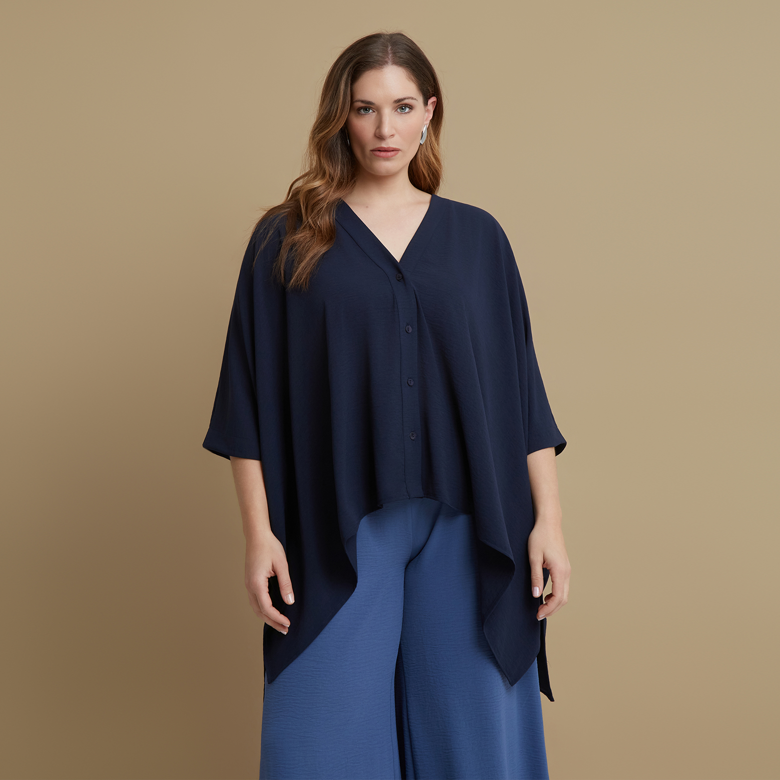 Essential airwashed crepe V-neck shirt with dipped sides