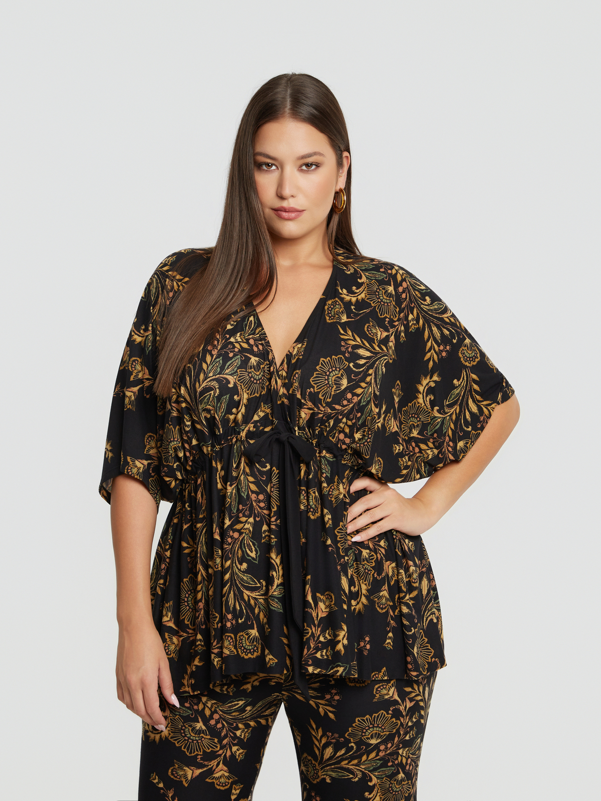 Μπλούζα με floral print και δέσιμο στη μέση φωτογραφία